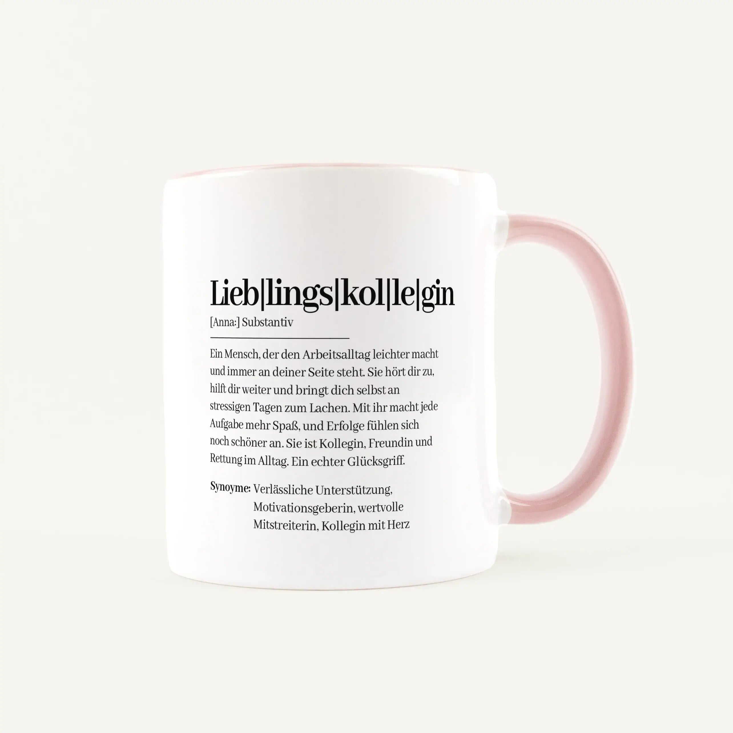 Tasse Definition Lieblingskollegin-Keramik Tasse-famprints-Die Tasse Definition Lieblingskollegin ist eine persönliche Geschenkidee für einen Menschen, der den Arbeitsalltag einfach schöner macht. Das Design im Duden Stil sagt mit liebevollen Worten genau