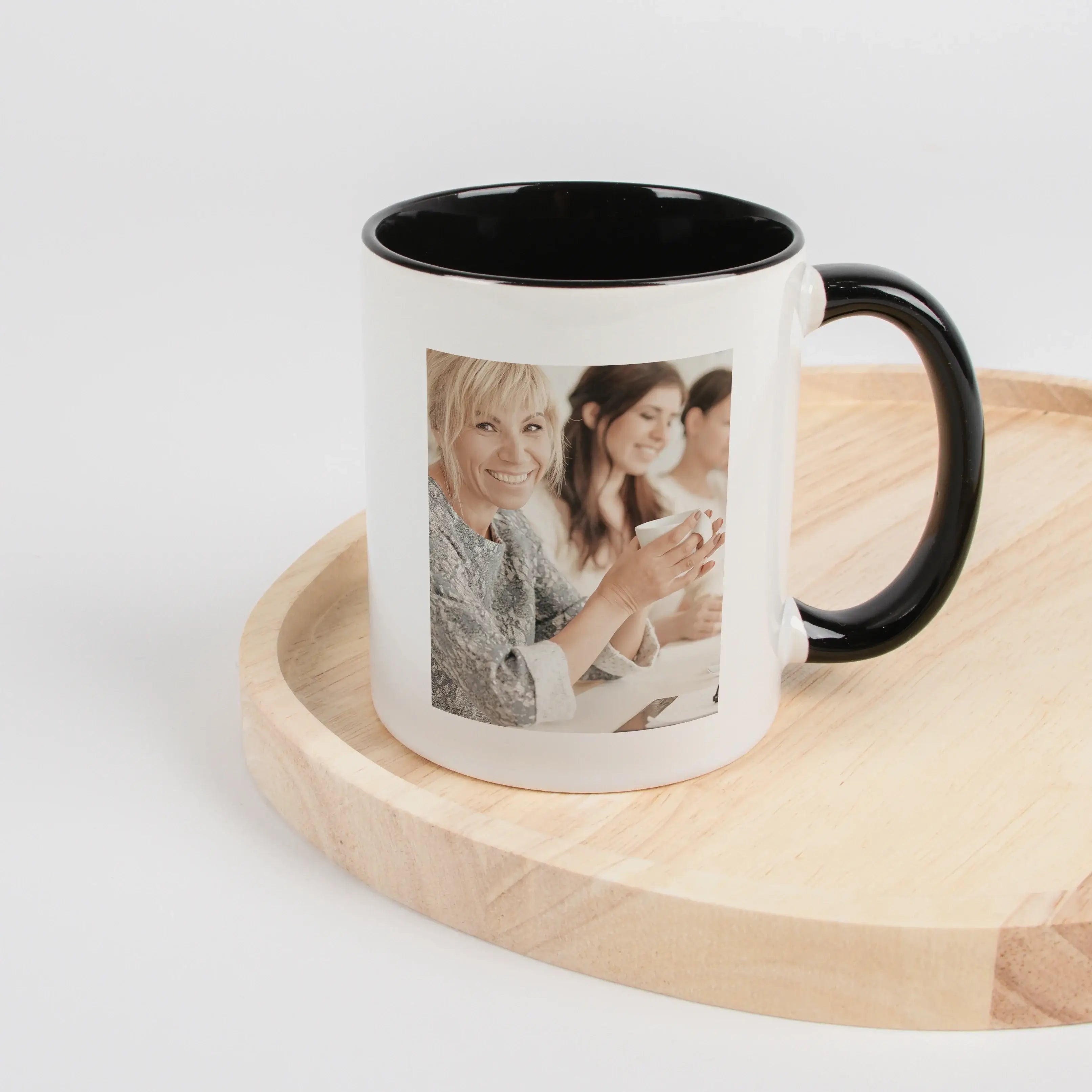Tasse Definition Lieblingskollegin-Keramik Tasse-famprints-Die Tasse Definition Lieblingskollegin ist eine persönliche Geschenkidee für einen Menschen, der den Arbeitsalltag einfach schöner macht. Das Design im Duden Stil sagt mit liebevollen Worten genau