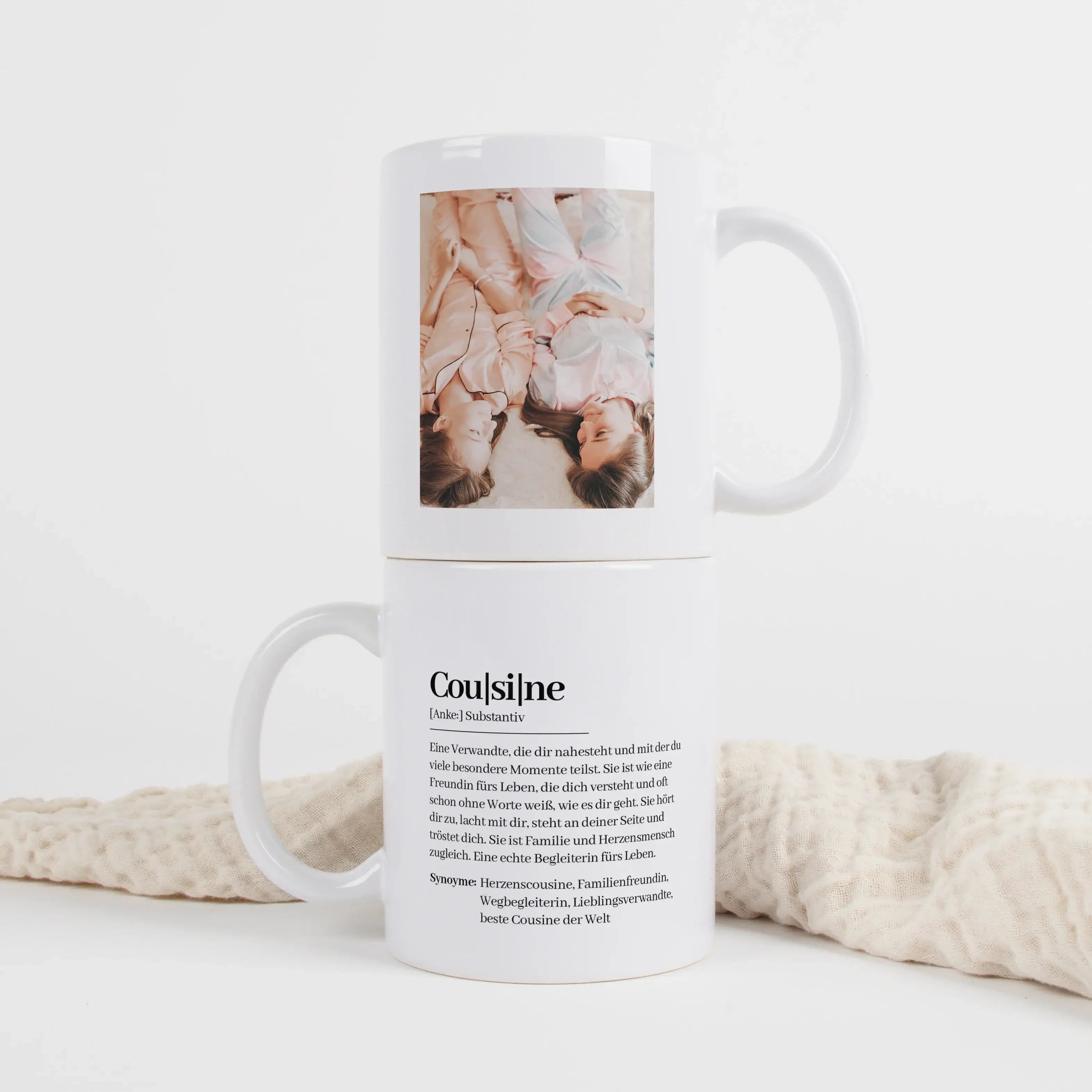 Tasse Definition Cousine-Keramik Tasse-famprints-Die Tasse Definition Cousine ist mehr als nur eine Tasse – sie ist eine kleine Liebeserklärung an einen Menschen, der Familie und Vertrautheit auf besondere Weise verbindet. Das Design im Duden Stil beschre
