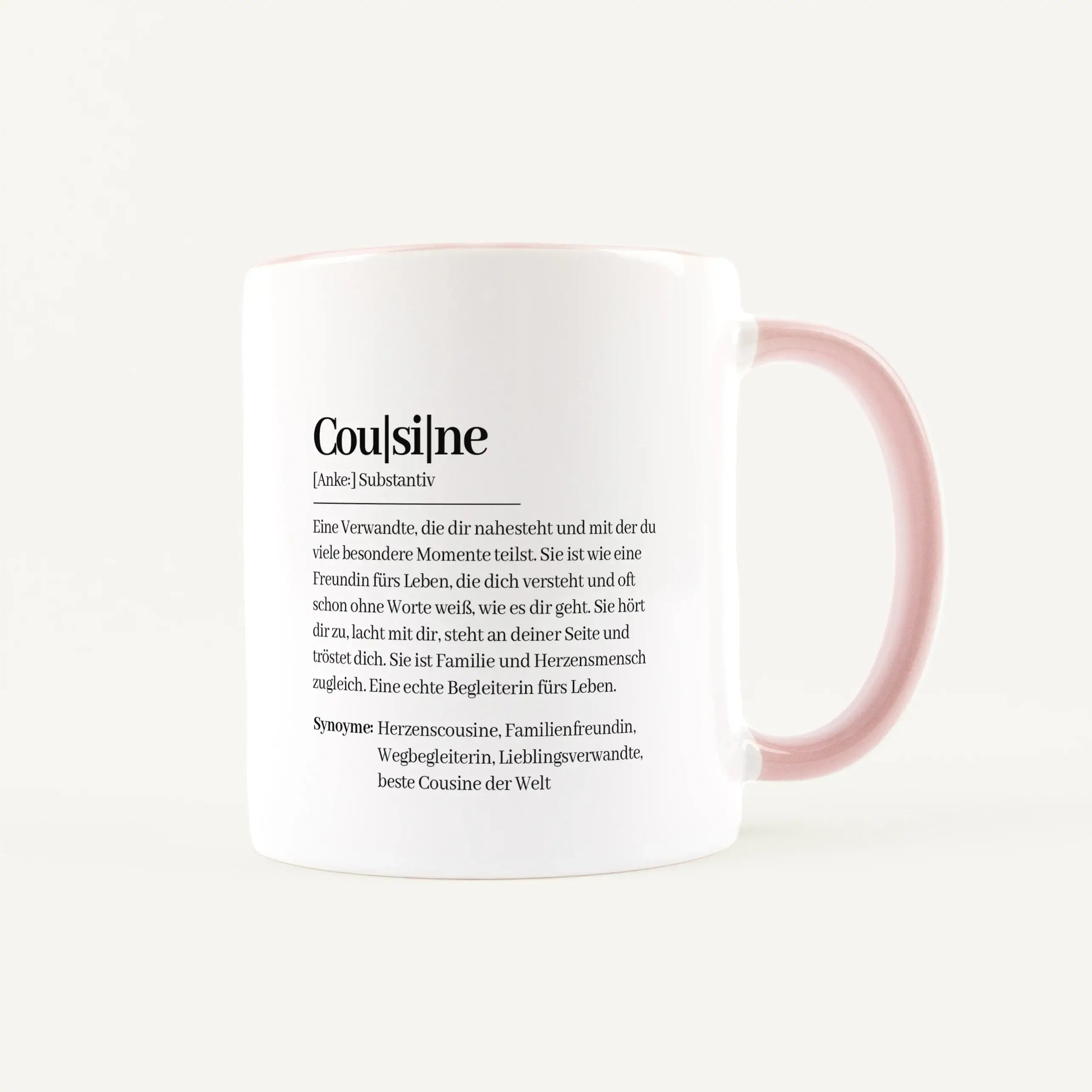 Tasse Definition Cousine-Keramik Tasse-famprints-Die Tasse Definition Cousine ist mehr als nur eine Tasse – sie ist eine kleine Liebeserklärung an einen Menschen, der Familie und Vertrautheit auf besondere Weise verbindet. Das Design im Duden Stil beschre