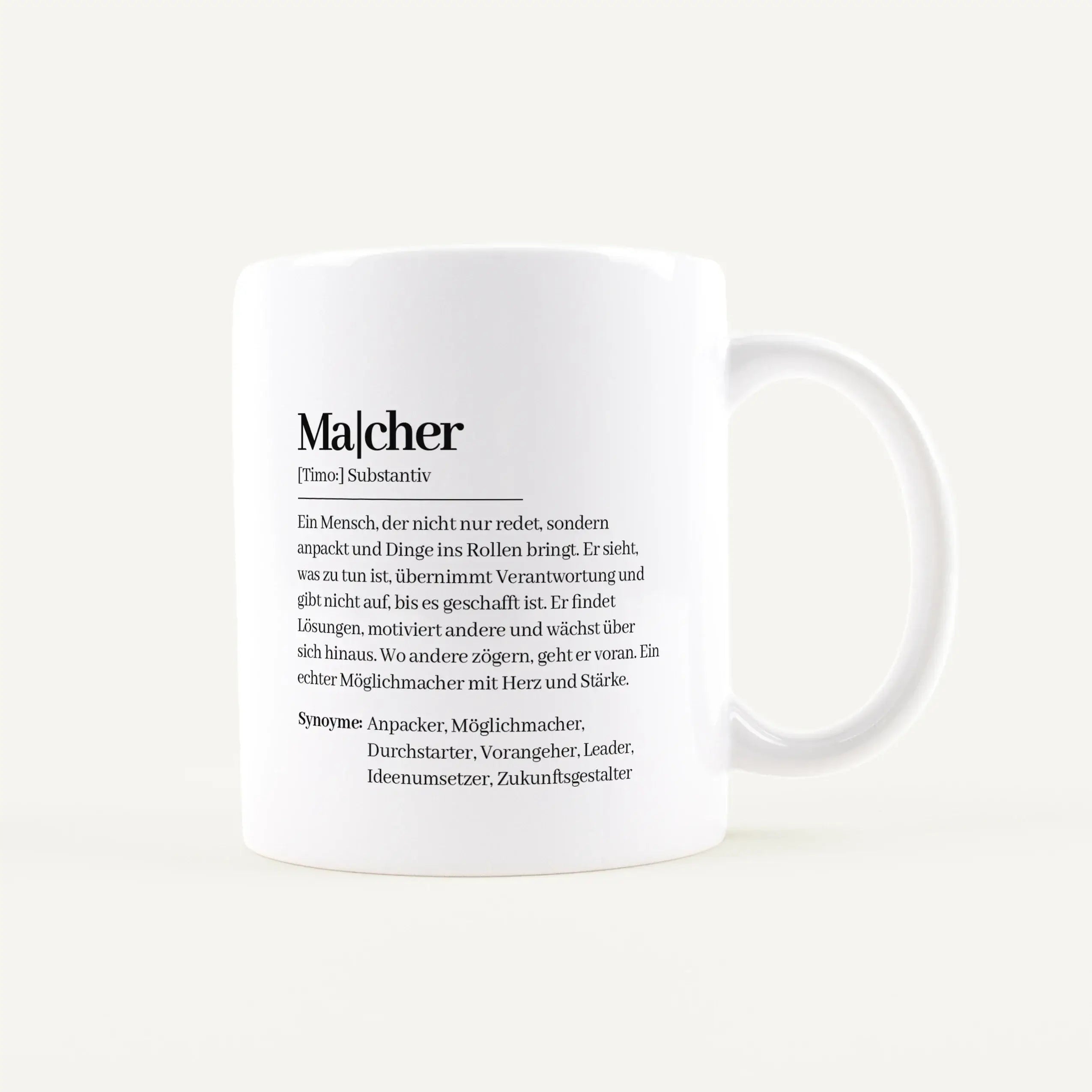 Tasse Definition Macher-Keramik Tasse-famprints-Die Tasse Definition Macher ist für Menschen gemacht, die nicht lange reden, sondern anpacken. Mit ihrem Design im Duden Stil beschreibt sie auf charmante und persönliche Weise, was einen echten Macher ausma