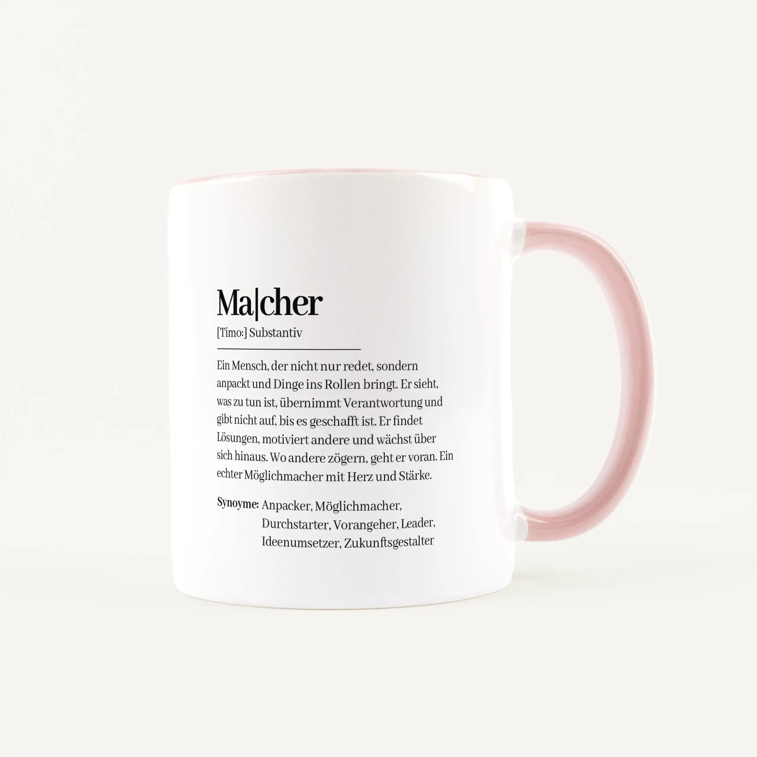 Tasse Definition Macher-Keramik Tasse-famprints-Die Tasse Definition Macher ist für Menschen gemacht, die nicht lange reden, sondern anpacken. Mit ihrem Design im Duden Stil beschreibt sie auf charmante und persönliche Weise, was einen echten Macher ausma