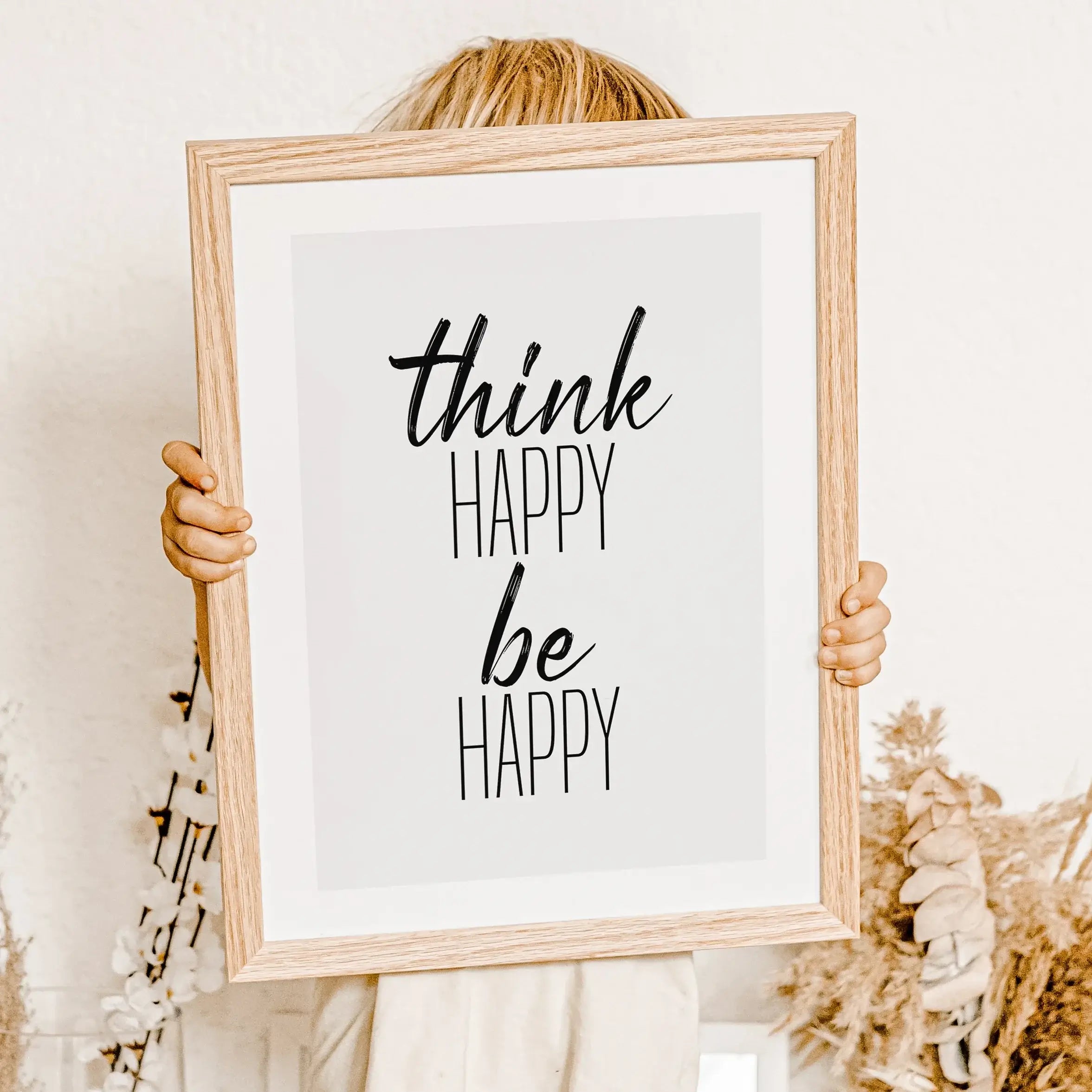 be happy Poster-famprints-Poster-Verschönere jeden Raum in deinem Zuhause oder Büro mit unserem be happy Poster! Dieses stilvolle schwarz-weiß Poster zeigt den Spruch "Think Happy, Be Happy", der dich daran erinnert, eine positive Einstellung zu bewahren.