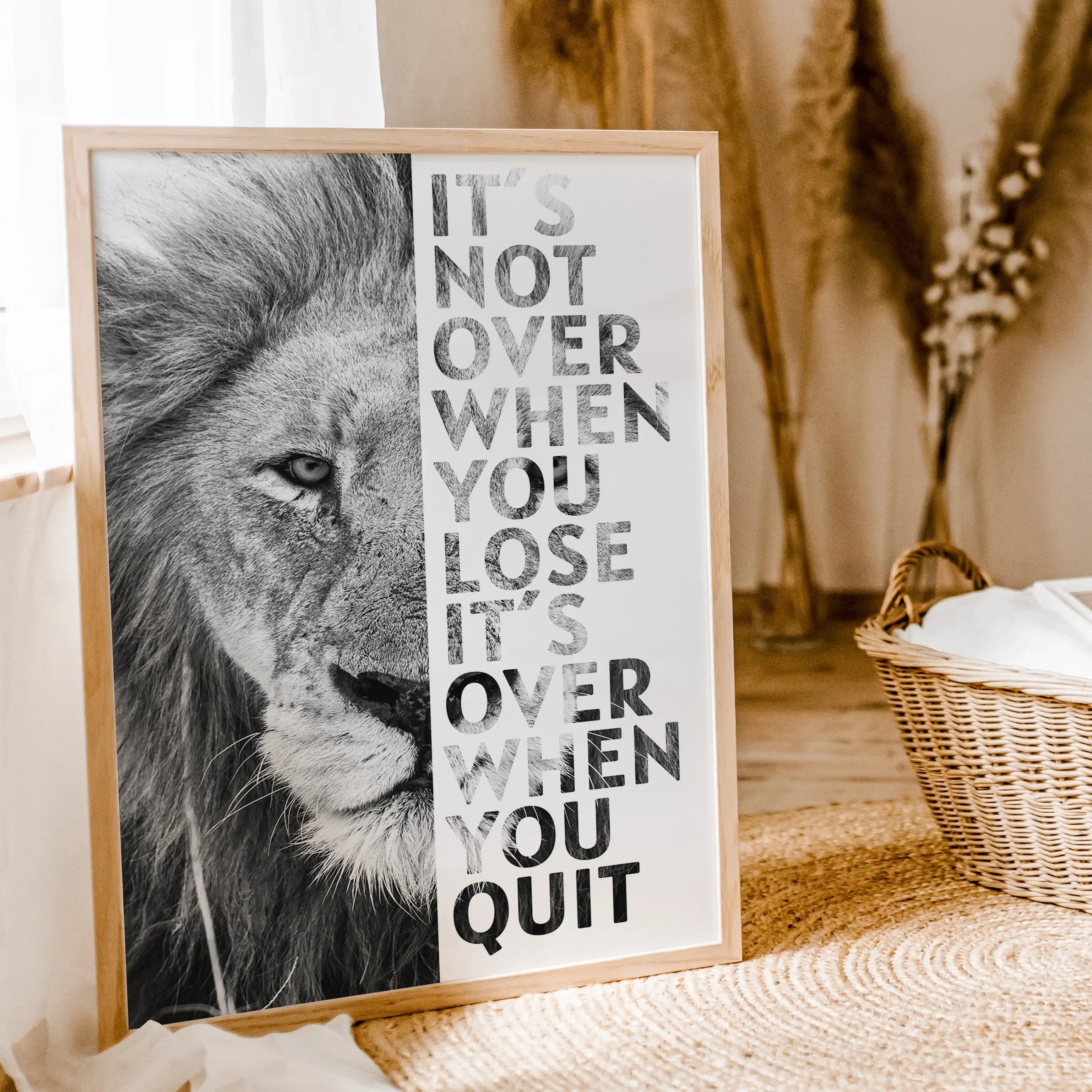 Motivation Poster 'Löwe'-famprints-Poster-Auf dem Motivation Poster 'Löwe' findest du das Foto von einem starken Löwen. Darüber befindet sich wahlweise in den Farbvarianten weiß oder schwarz der Schriftzug ' It's not over when you lose - It's over when yo