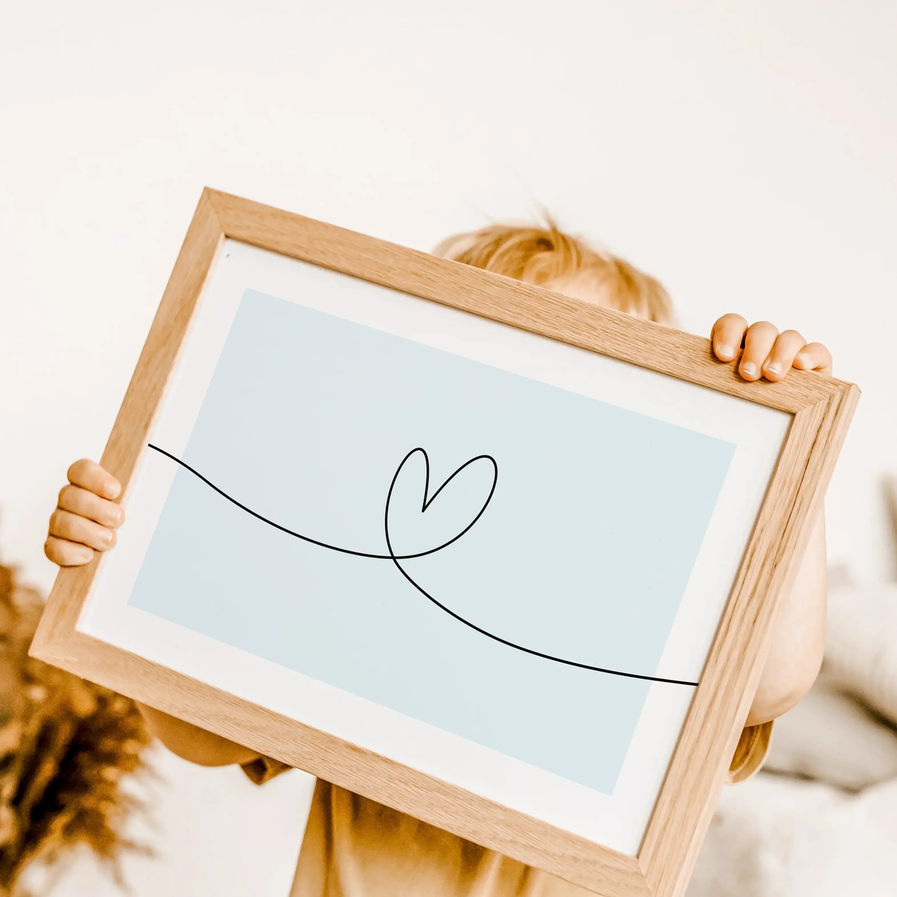 Herzlinie Poster No2-Poster-famprints-Auf dem Herzlinie Poster befindet sich die schwarze Line Art Kontur eines Herzens auf weißem Hintergrund. Die schwarze Kontur Linie beginnt am linken Poster Rand, zeigt in der Mitte die Herz Kontur und endet am rechte