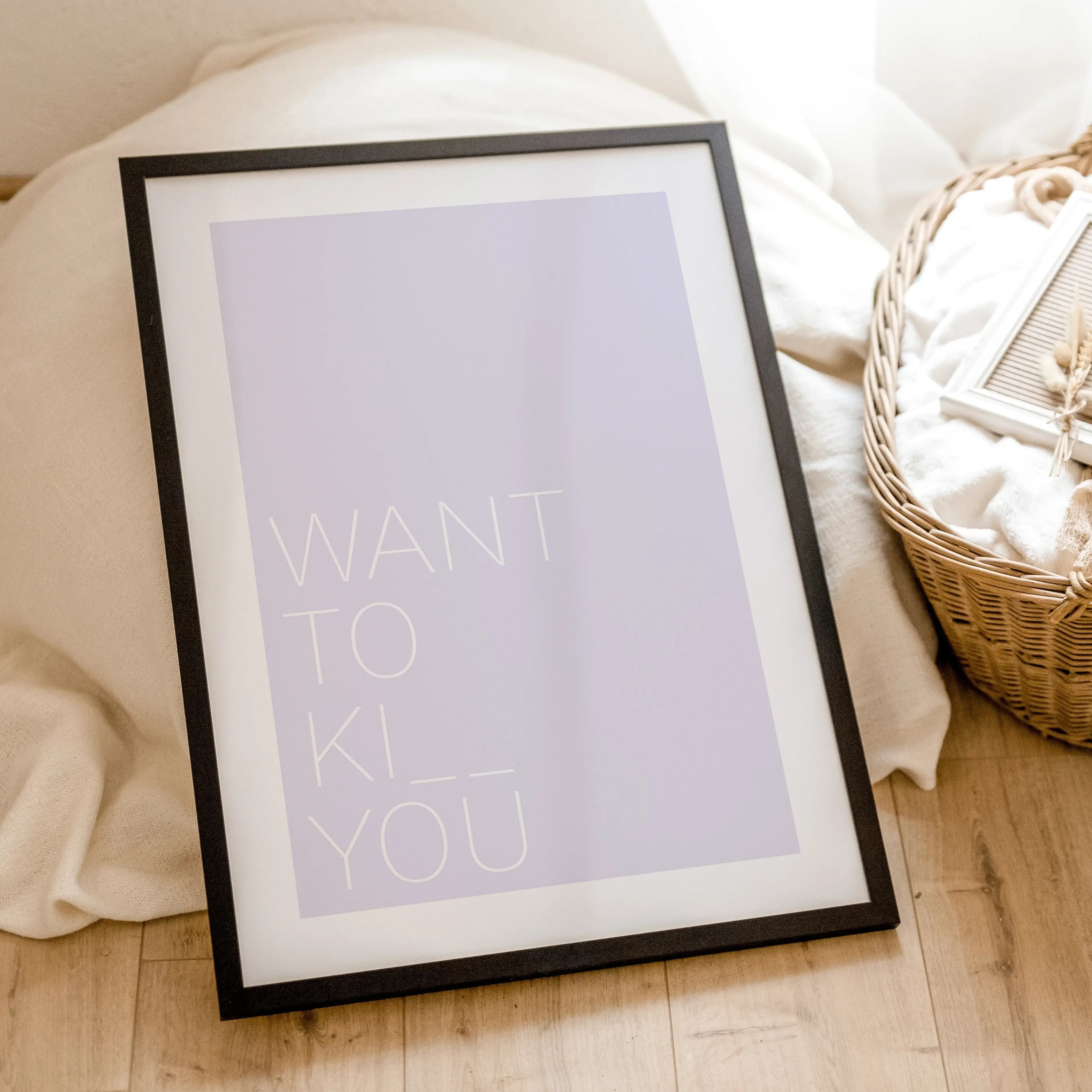 Poster 'Want to kiss'-famprints-Poster-Auf dem Poster Liebe 'Want to kiss' findest du den Schriftzug 'Want to kiss' - In manchen Situationen könnte man seinem Liebsten aber den Hals umdrehen, daher findest du für die Buchstaben S die beiden Platzhalter. D