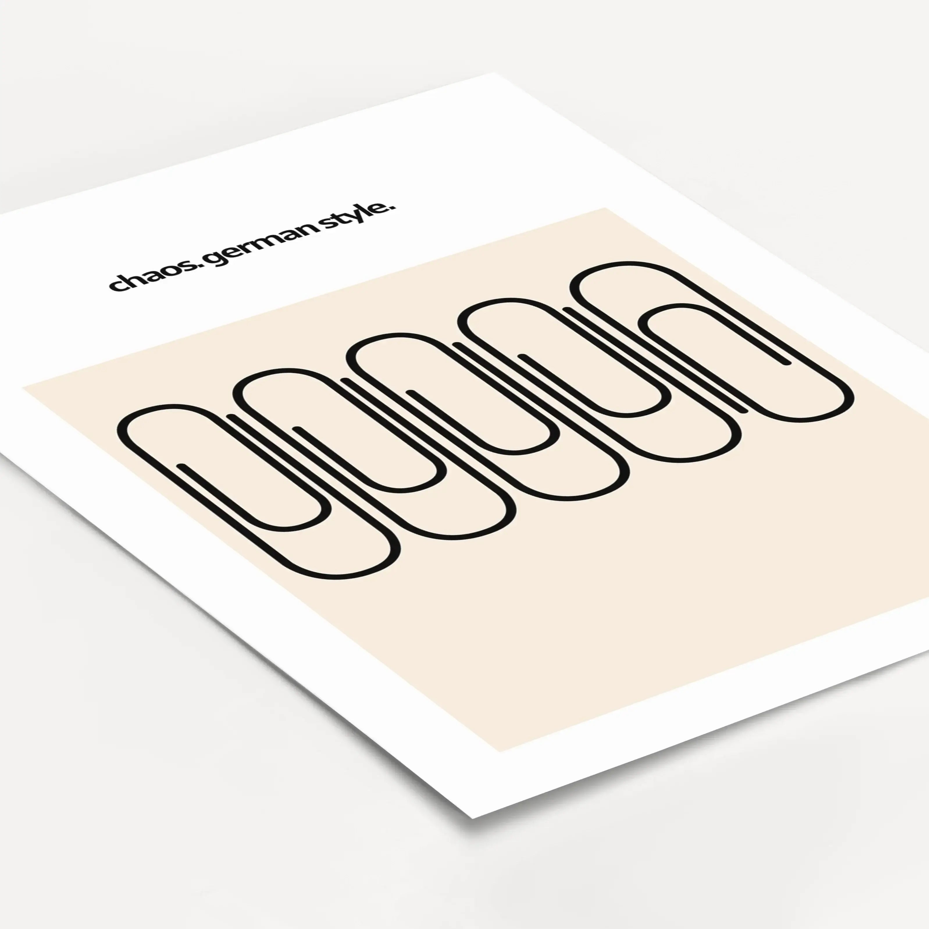 Chaos German Style Poster-Poster-famprints-Das Chaos German Style Poster bringt trockenen Humor, klares Design und ein Augenzwinkern an deine Wand. Fünf Büroklammern, sauber angeordnet – und doch ist eine anders. Genau dieses kleine Detail macht den Witz