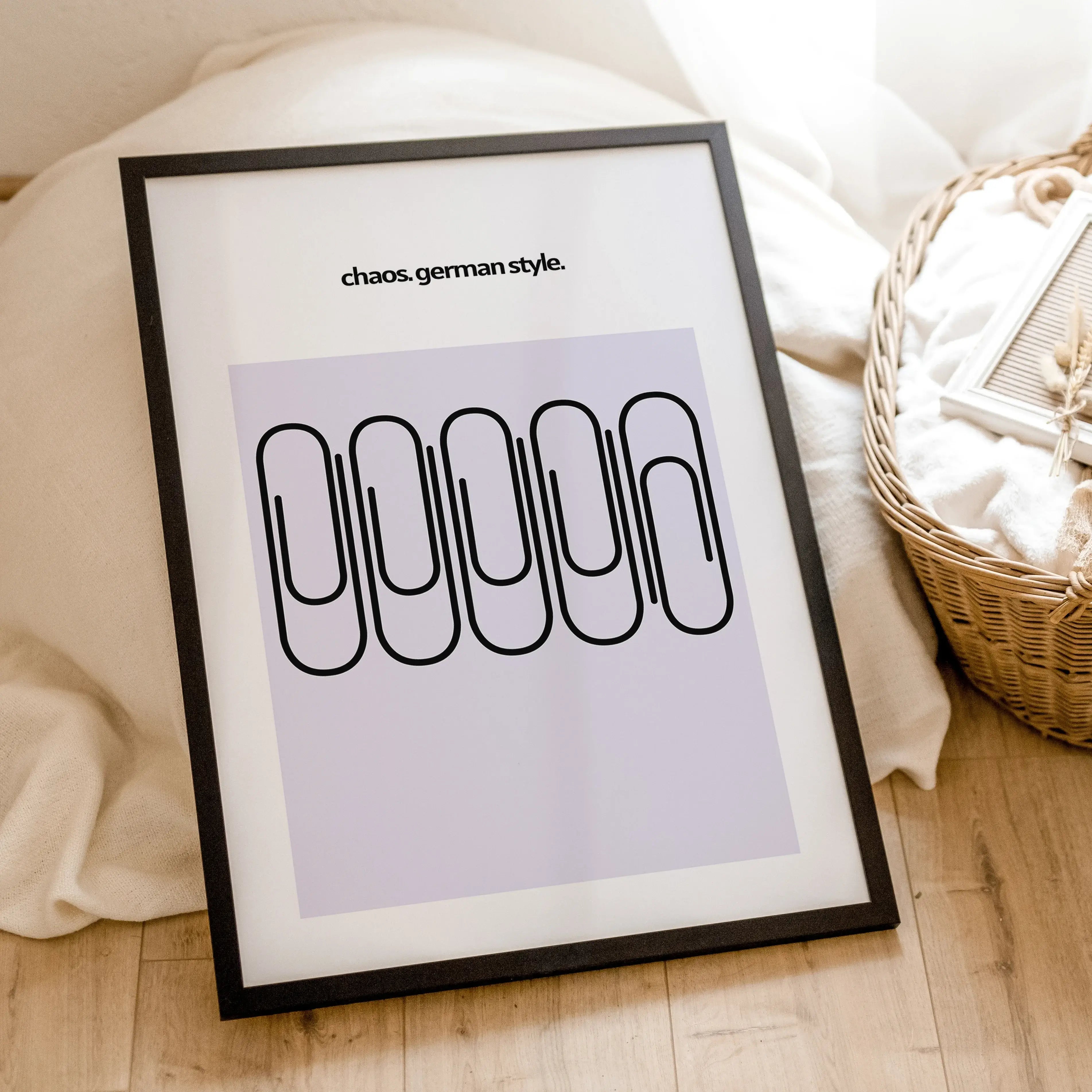 Chaos German Style Poster-famprints-Poster-Das 'Chaos German Style' Poster beschreibt die typische deutsche Unordnung! Auf dem Poster findest du 5 Büroklammern. Eine der Büroklammer zeigt nicht in die gleiche Richtung wie die Anderen. Somit ist das Chaos