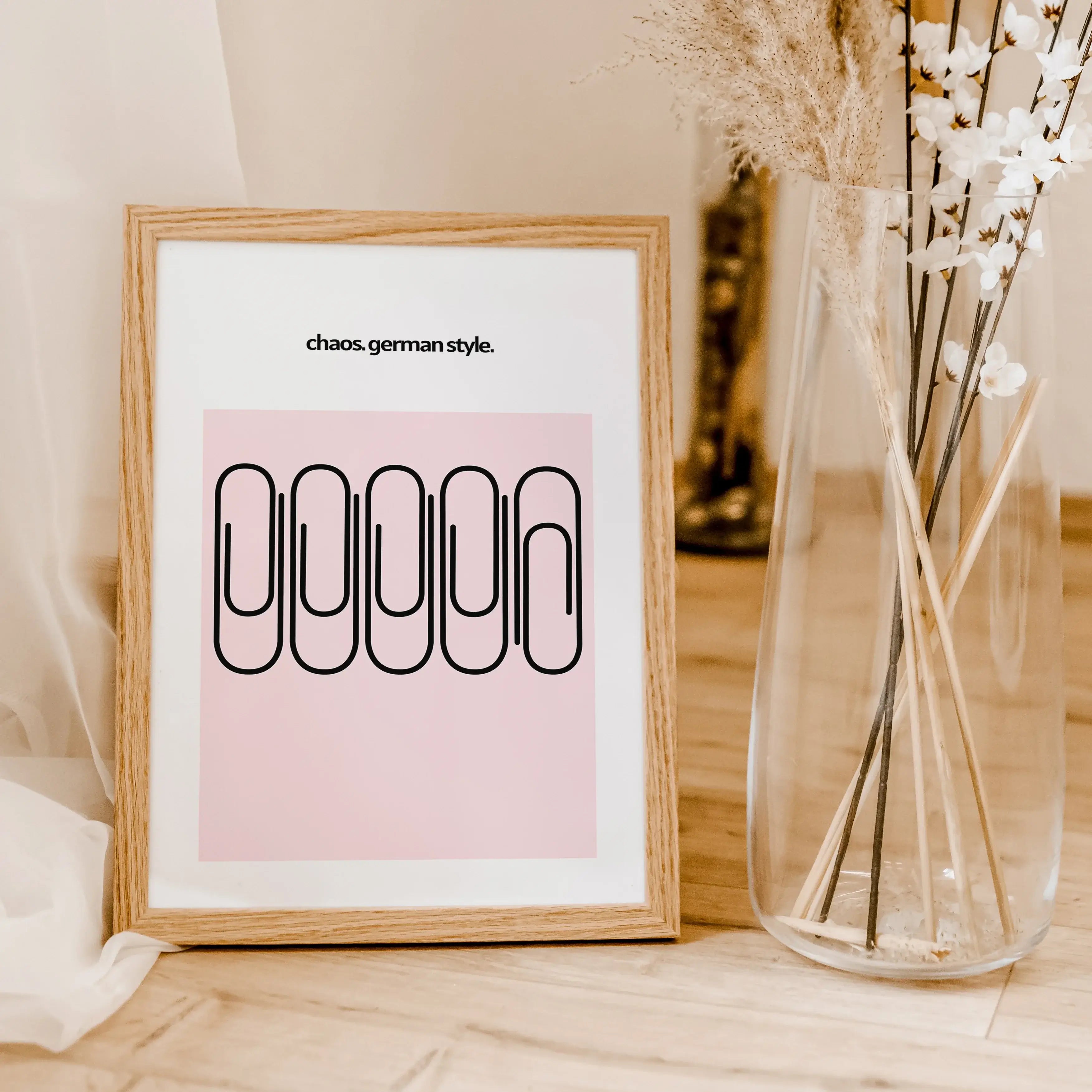 Chaos German Style Poster-famprints-Poster-Das 'Chaos German Style' Poster beschreibt die typische deutsche Unordnung! Auf dem Poster findest du 5 Büroklammern. Eine der Büroklammer zeigt nicht in die gleiche Richtung wie die Anderen. Somit ist das Chaos