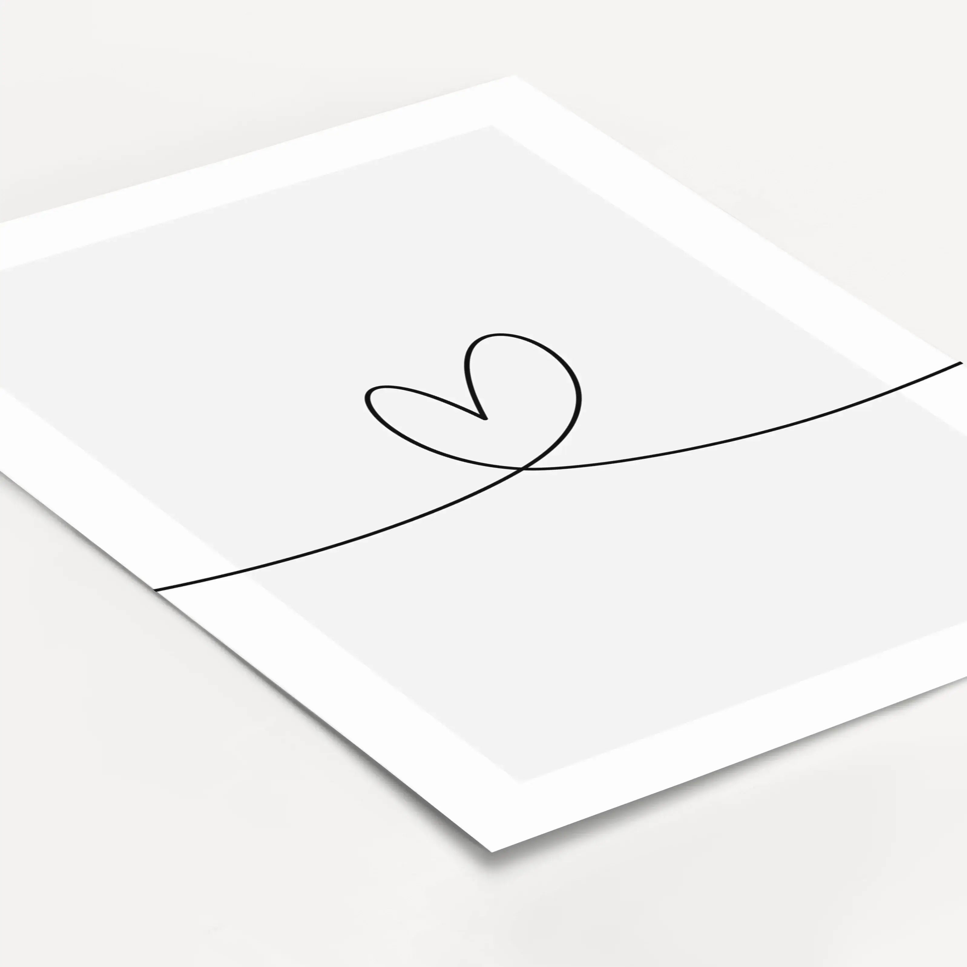 Herzlinie Poster No1-famprints-Poster-Auf dem Herzlinie Poster befindet sich die schwarze Line Art Kontur eines Herzens auf weißem Hintergrund. Die schwarze Kontur Linie beginnt am linken Poster Rand, zeigt in der Mitte die Herz Kontur und endet am rechte