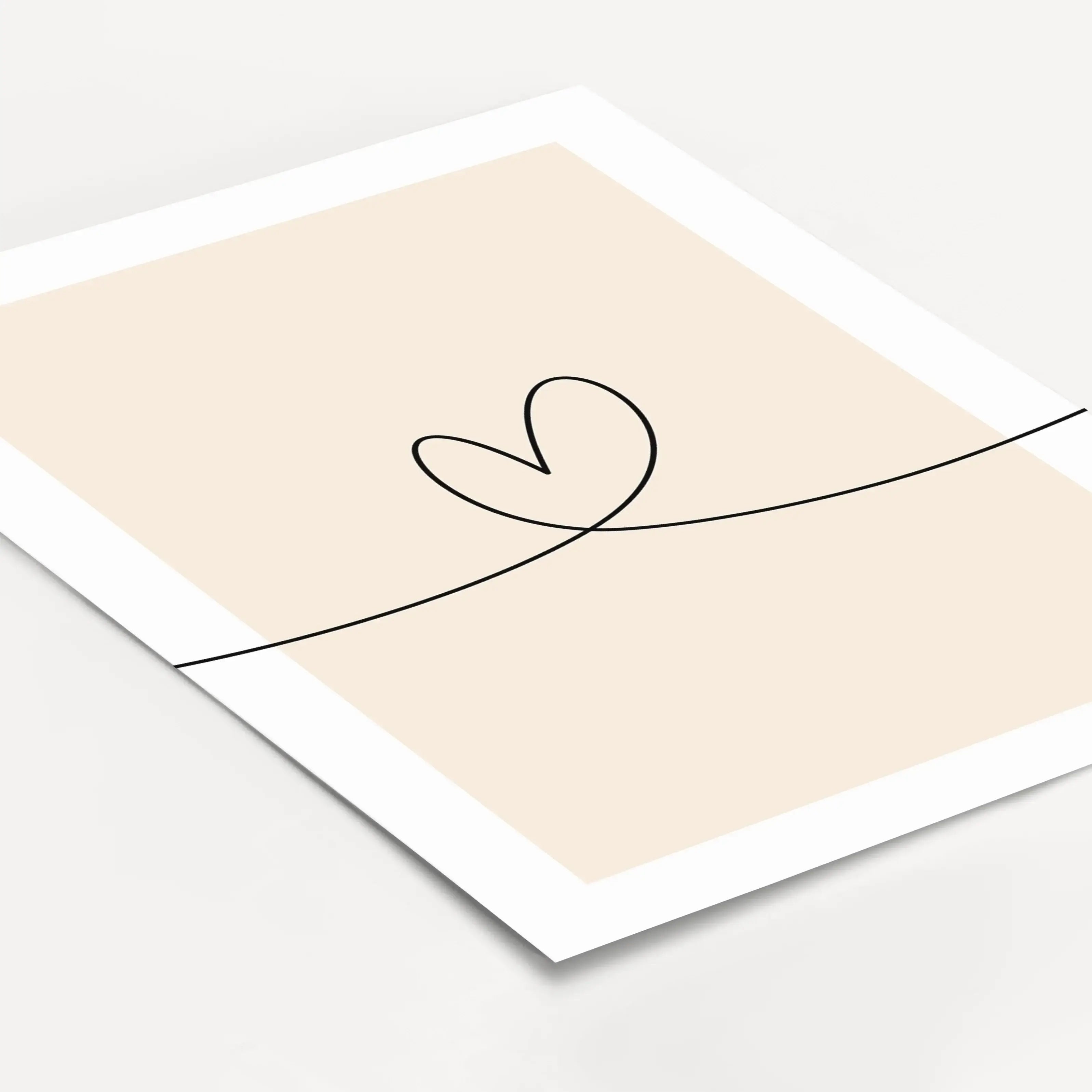 Herzlinie Poster No1-Poster-famprints-Das Herzlinie Poster No1 von famprints ist ein modernes Wandbild für alle, die klare Formen und echte Gefühle lieben. Die feine Herzlinie zieht sich als ruhige Line Art über das gesamte Poster und verbindet Minimalism