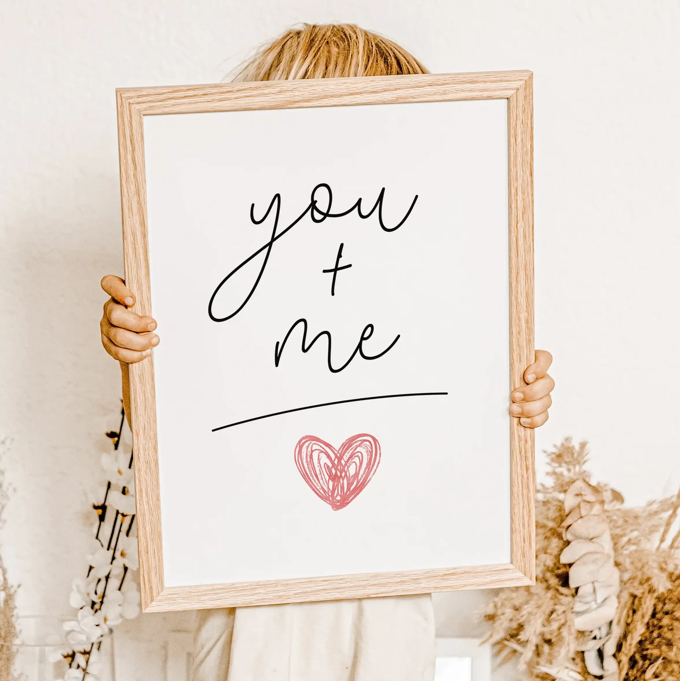 Poster 'You and me'-famprints-Poster-Auf dem 'you and me' Poster findest du in schwarzer Handschrift den Schriftzug 'you+me' mit einem handgemalten Herz. Du und ich ergibt Liebe lautet die Gleichung! Das minimalistische Paar Poster erhältst du bei uns in