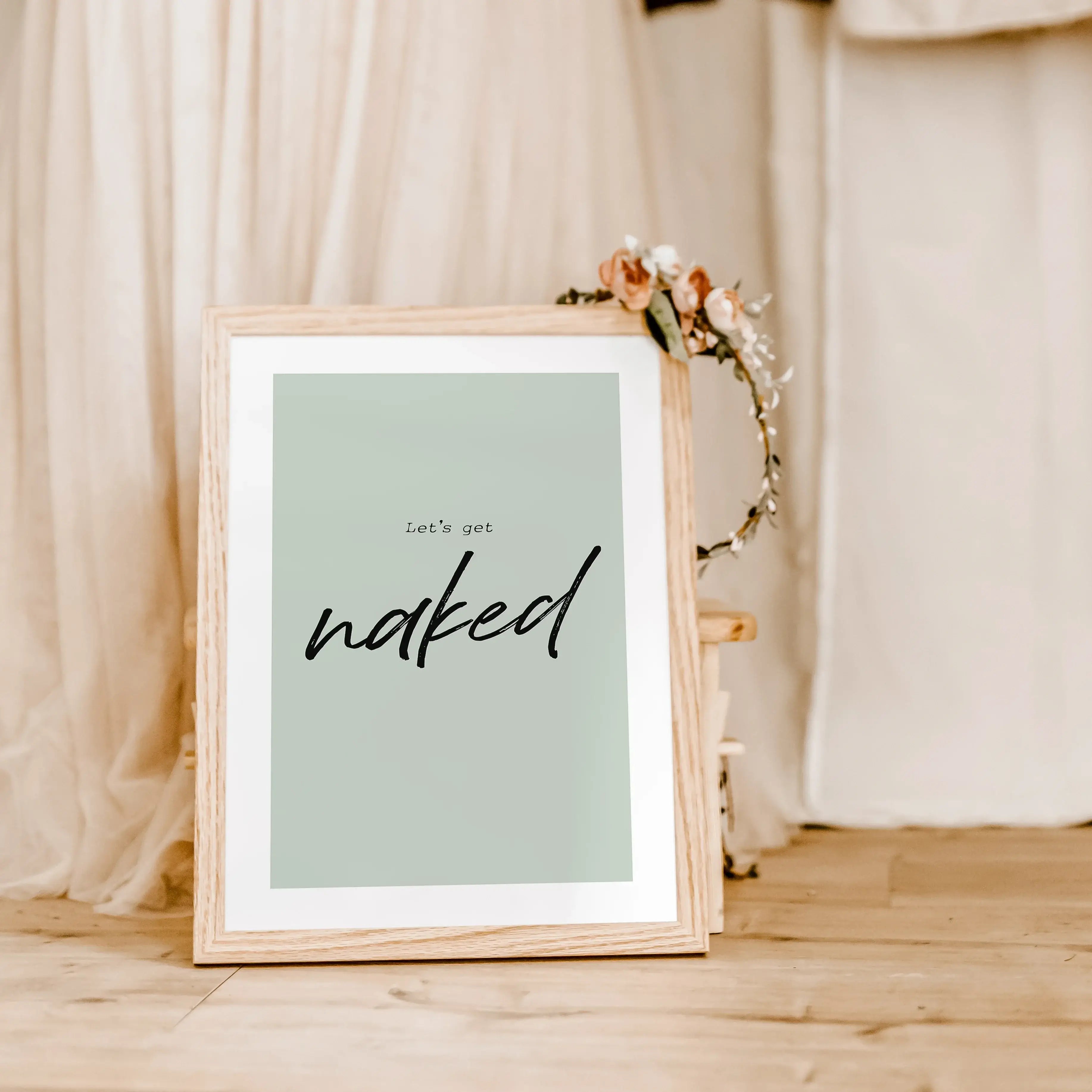 Poster 'lets get naked'-famprints-Poster-Auf dem 'lets get naked' Poster findest du die Badezimmer Weisheit 'lets get naked' -'Lass uns ausziehen'. Auch als sinnliches Schlafzimmer Poster macht dieses Plakat eine tolle Figur. Du erhältst dieses minimalist