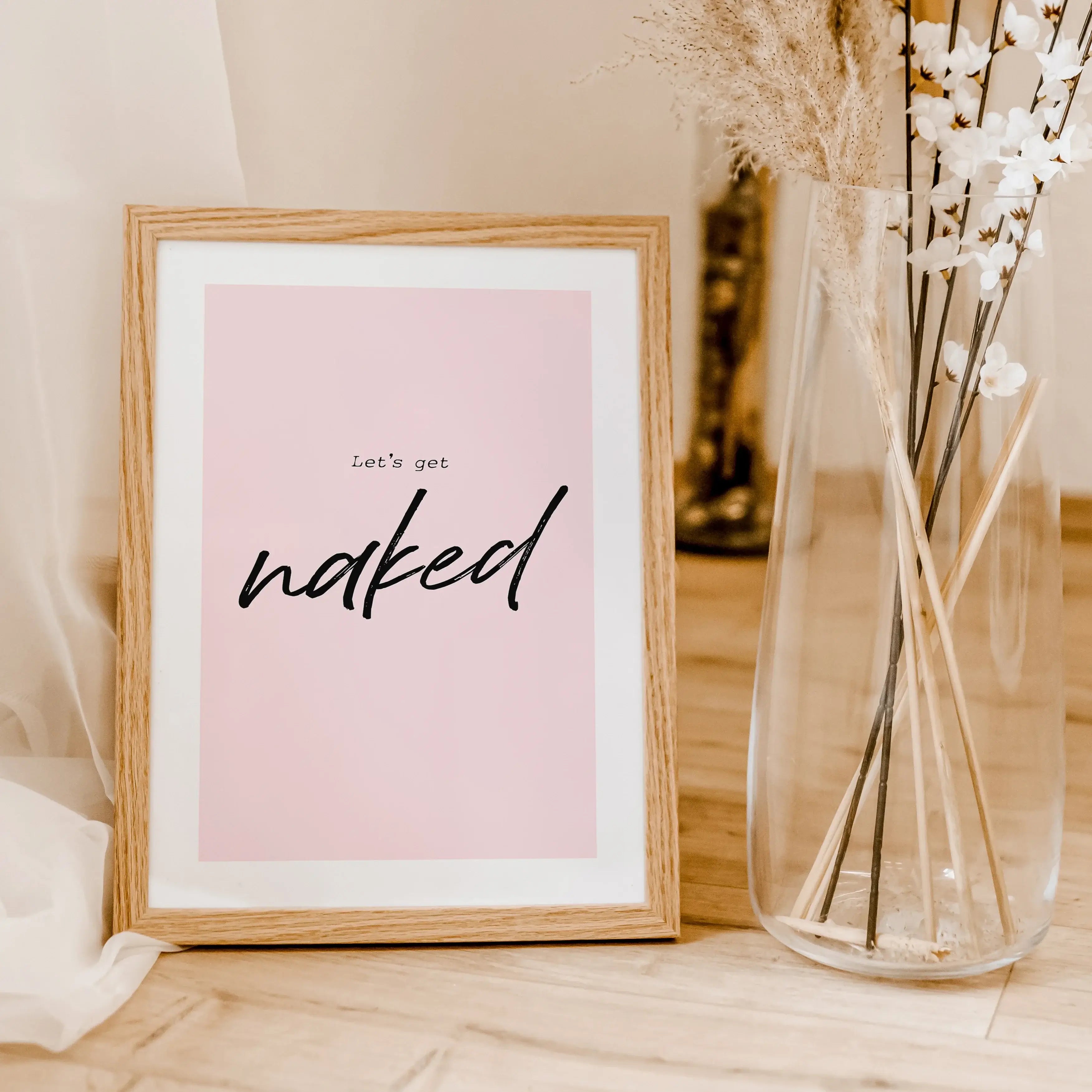 Poster 'lets get naked'-famprints-Poster-Auf dem 'lets get naked' Poster findest du die Badezimmer Weisheit 'lets get naked' -'Lass uns ausziehen'. Auch als sinnliches Schlafzimmer Poster macht dieses Plakat eine tolle Figur. Du erhältst dieses minimalist