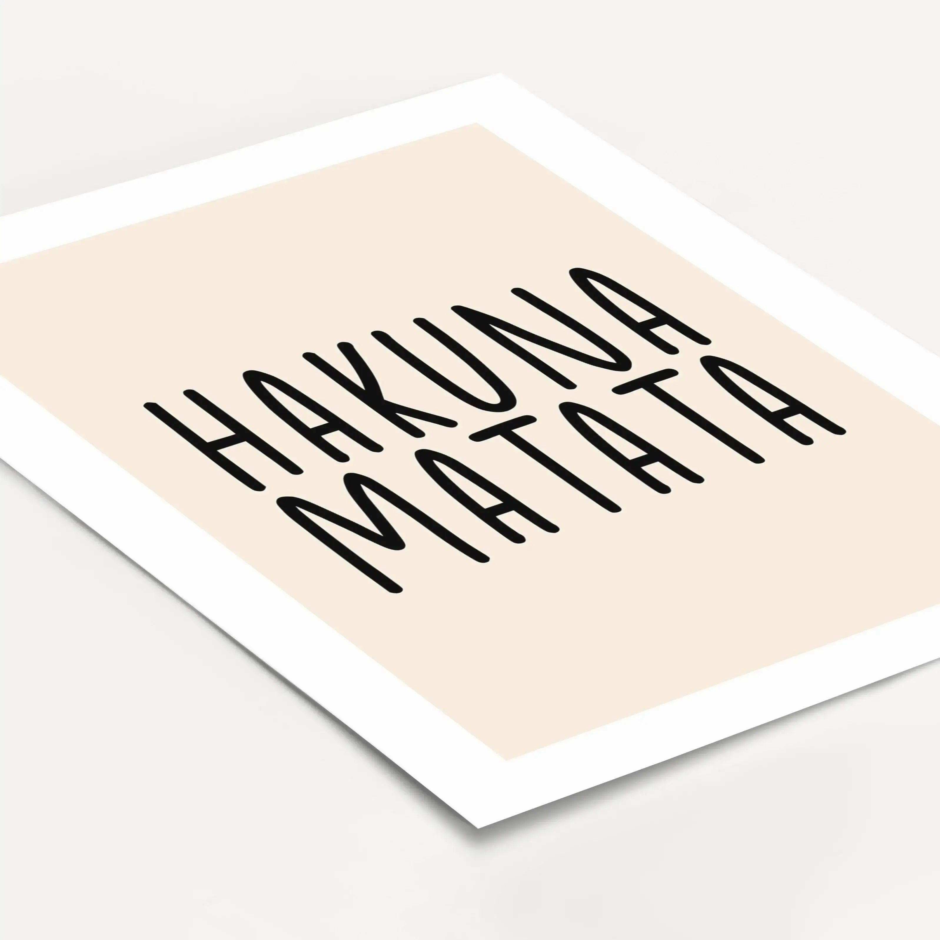 Hakuna Matata Poster-Poster-famprints-Hakuna Matata Poster stehen für eine entspannte Lebenseinstellung und genau dieses Gefühl bringt dein neues Wandposter in dein Zuhause. Der bekannte Spruch aus dem König der Löwen wirkt als moderner Blickfang im Wohnz