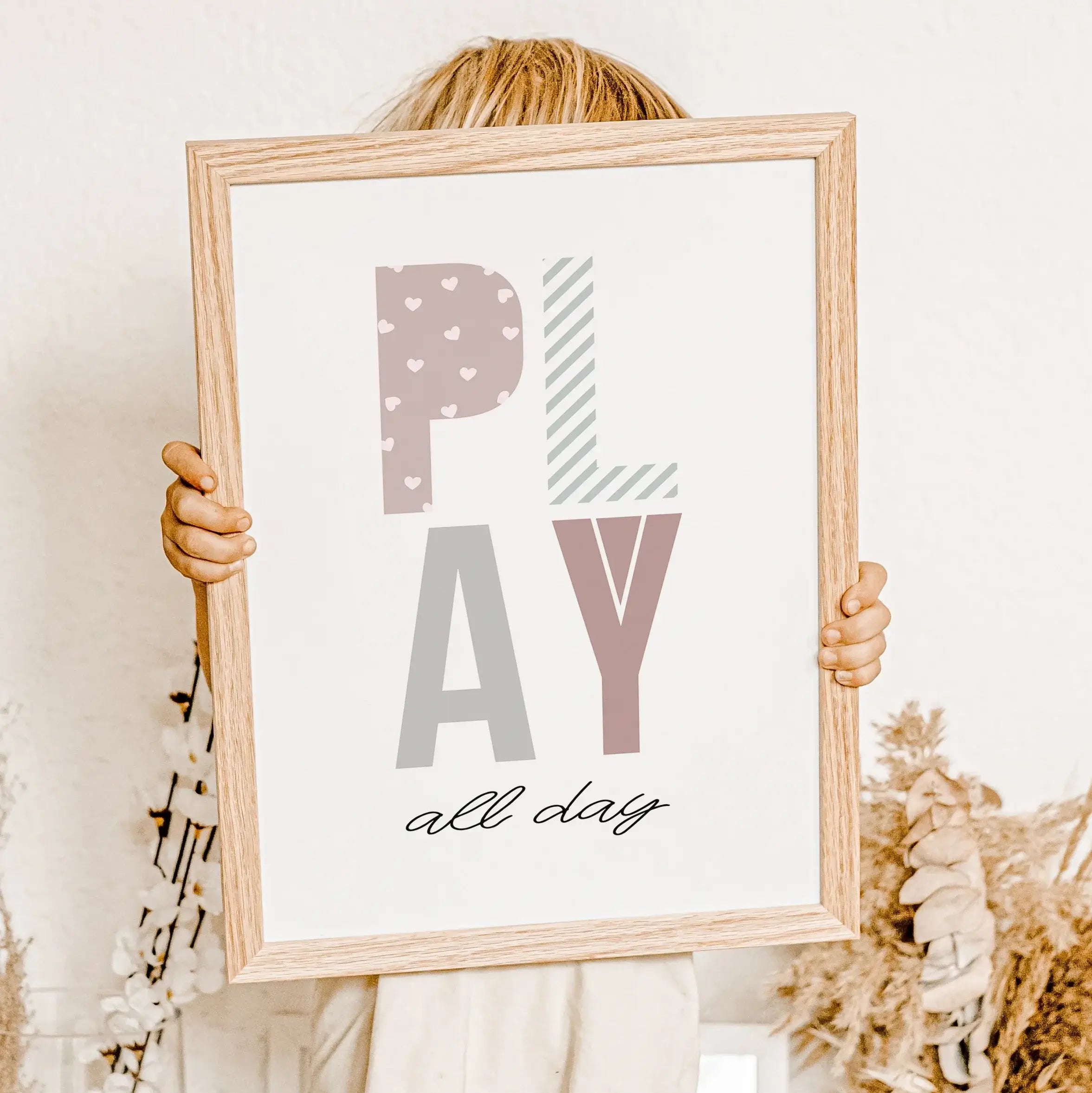 Poster 'Play all day'-famprints-Poster-Auf dem verspielten 'Play all day' Kinder Poster findest du die Buchstaben des Wortes 'Play' in unterschiedlichen Farben, Formen und Mustern. Darunter befindet sich der schwarze handgeschriebene Schriftzug 'all day'.