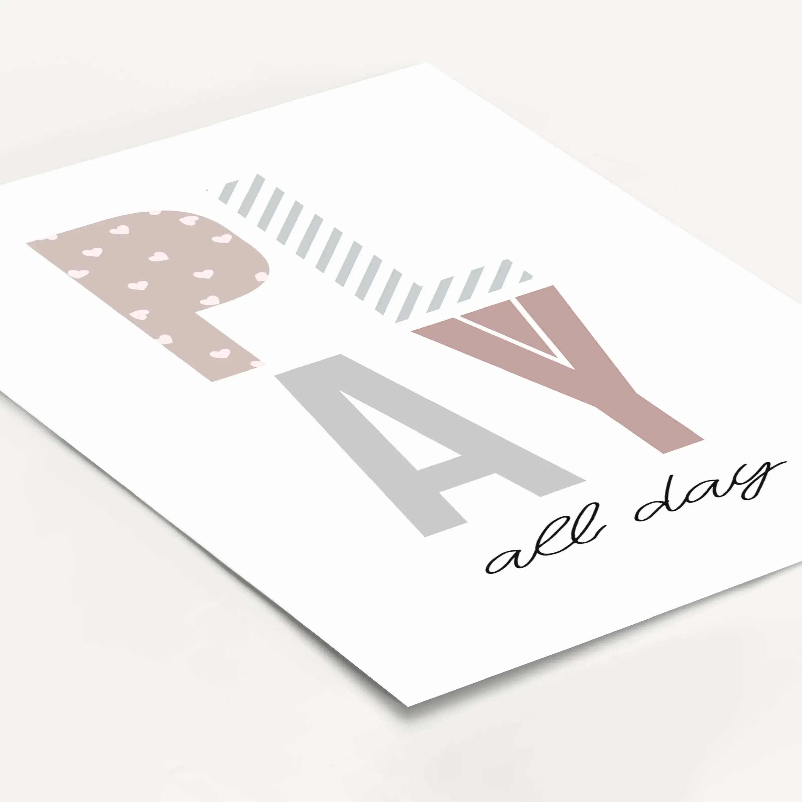 Poster 'Play all day'-Poster-famprints-Das Poster „Play all day“ bringt Leichtigkeit, Farbe und Freude ins Kinderzimmer und erinnert jeden Tag daran, wie wichtig freies Spielen ist. Das verspielte Typografie-Design mit bunten Buchstaben und handgeschriebe