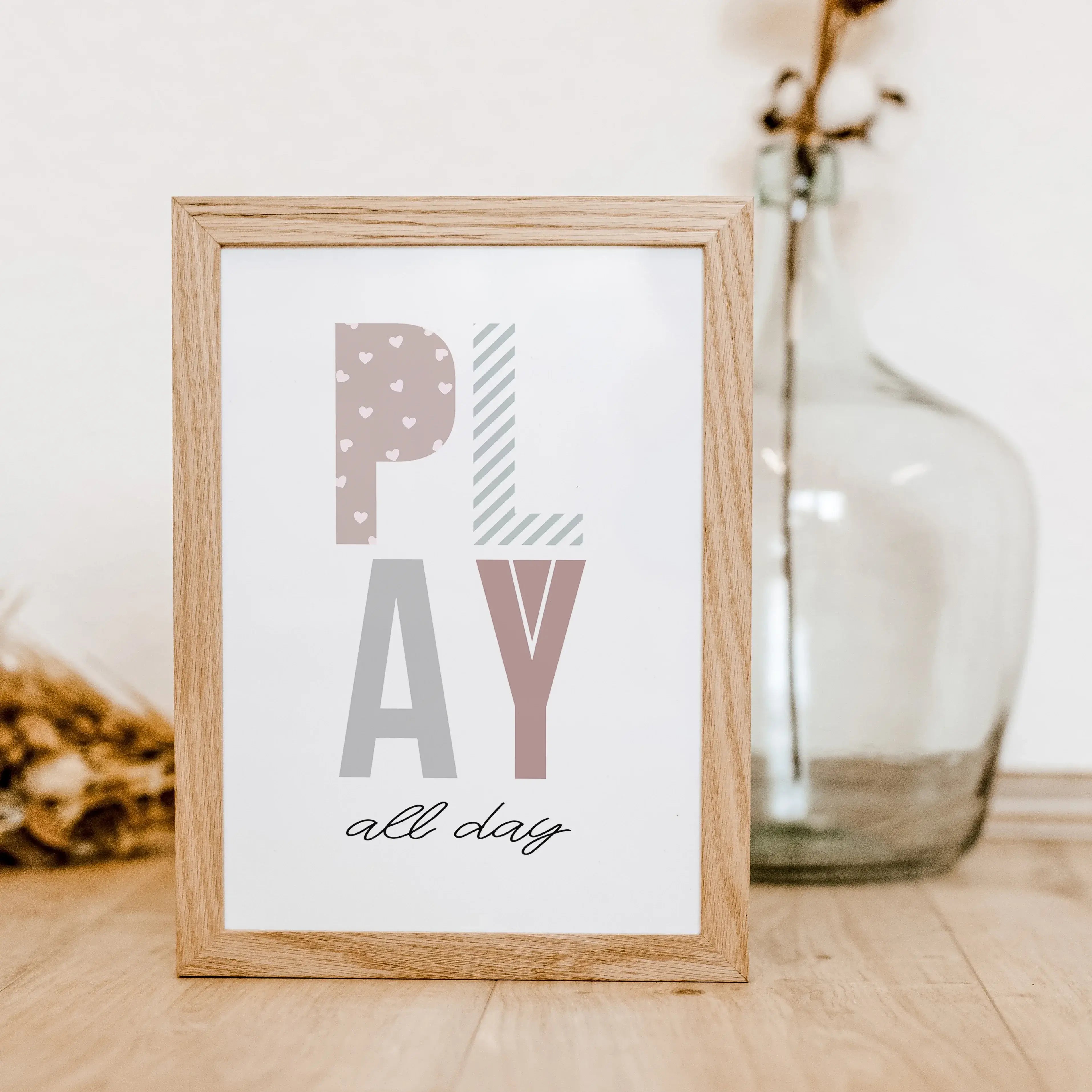 Poster 'Play all day'-famprints-Poster-Auf dem verspielten 'Play all day' Kinder Poster findest du die Buchstaben des Wortes 'Play' in unterschiedlichen Farben, Formen und Mustern. Darunter befindet sich der schwarze handgeschriebene Schriftzug 'all day'.