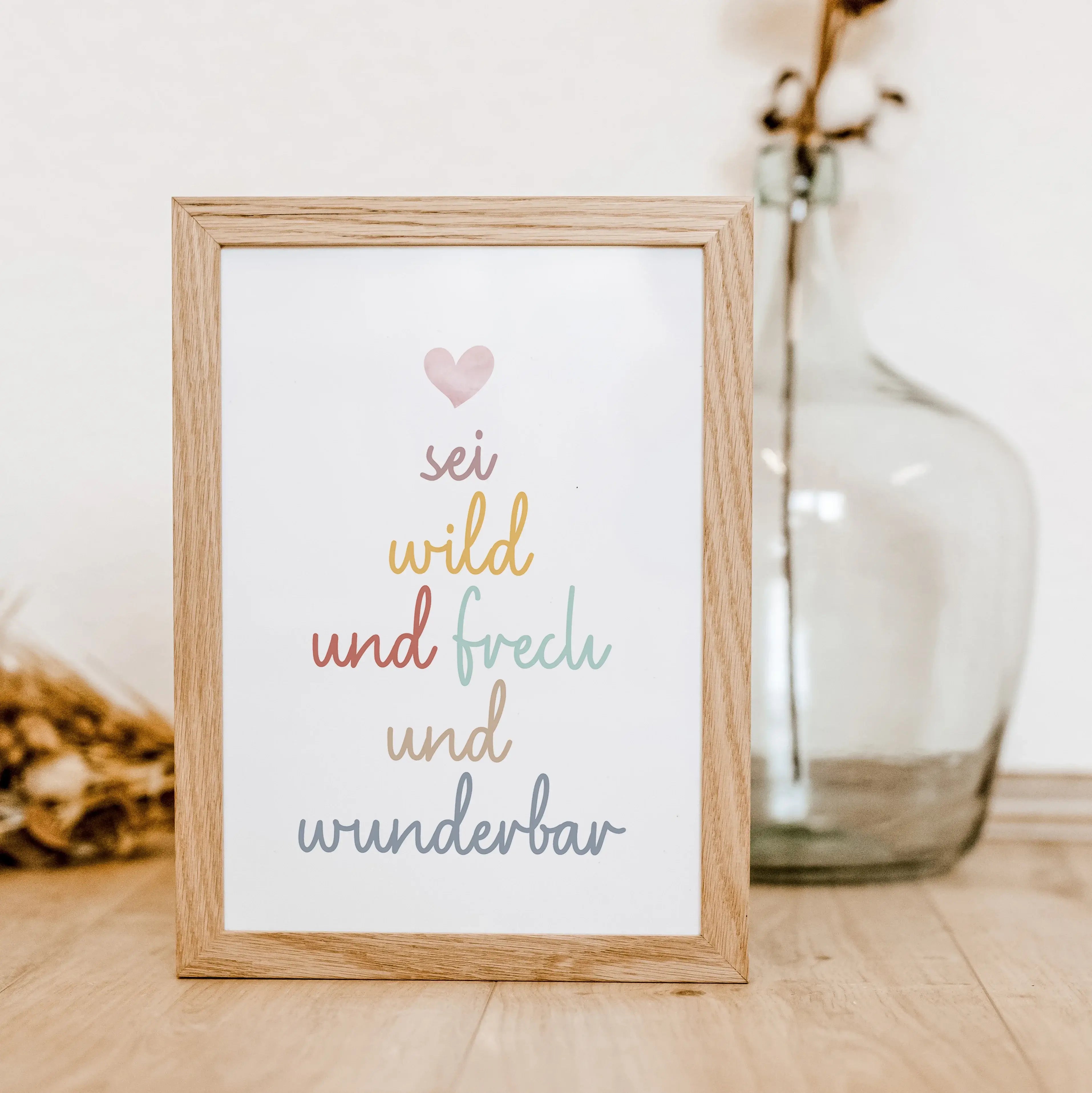 sei frech und wild und wunderbar Poster-famprints-Poster-Unser 'sei frech und wild und wunderbar' Poster beschreibt mit einem tollen Spruch welche Freiheiten ein Kind haben sollte. Der handgeschriebene Schriftzug in Schreibschrift befindet sich mittig auf