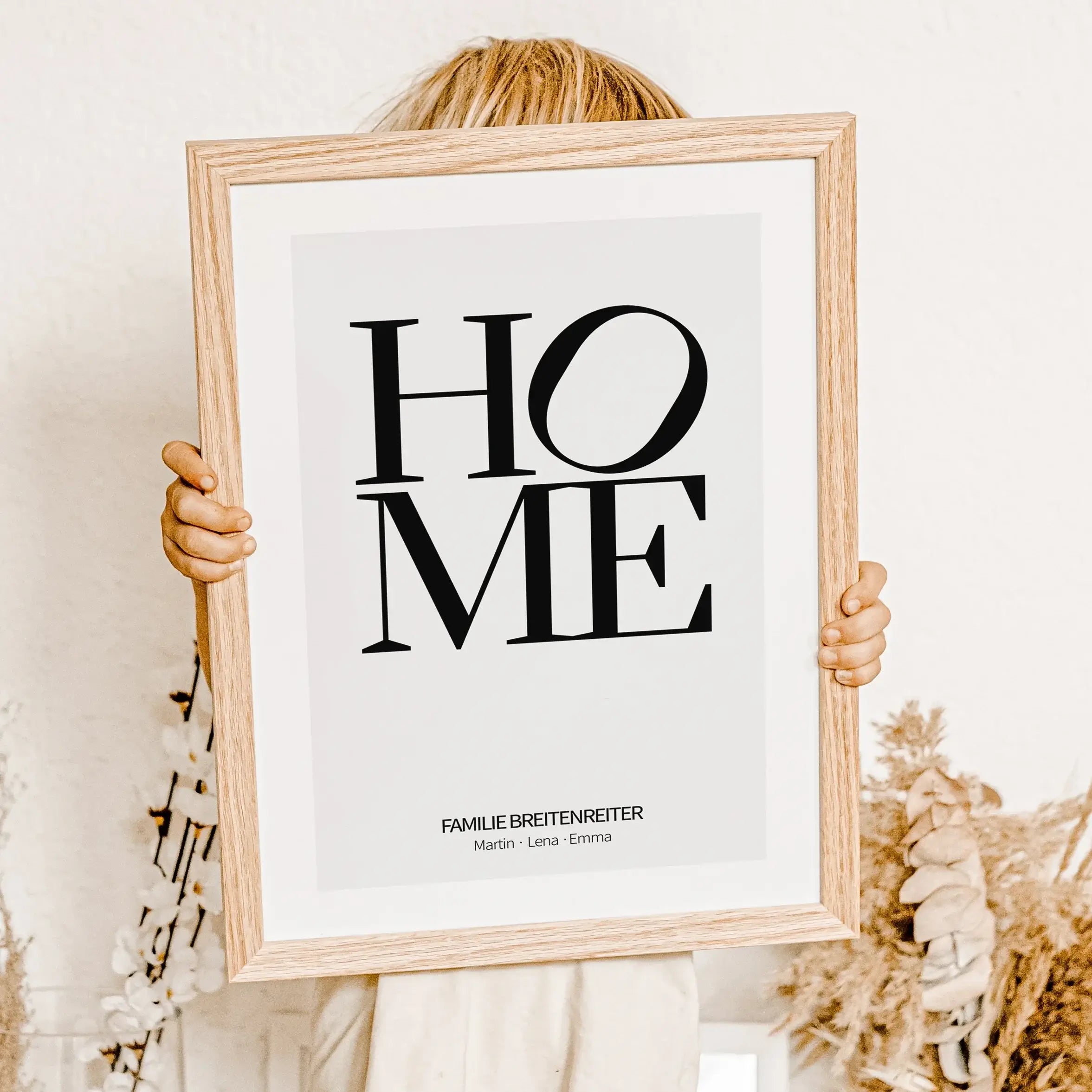 Home Poster-famprints-Personalisiertes Poster-Auf dem Poster 'Home' findest du den Schriftzug 'Home' - HO und ME stehen untereinander mit einem leicht gekippten O. Das moderne Poster kannst du mit deinem Wunschtext personalisieren. In unserem Beispiel hab