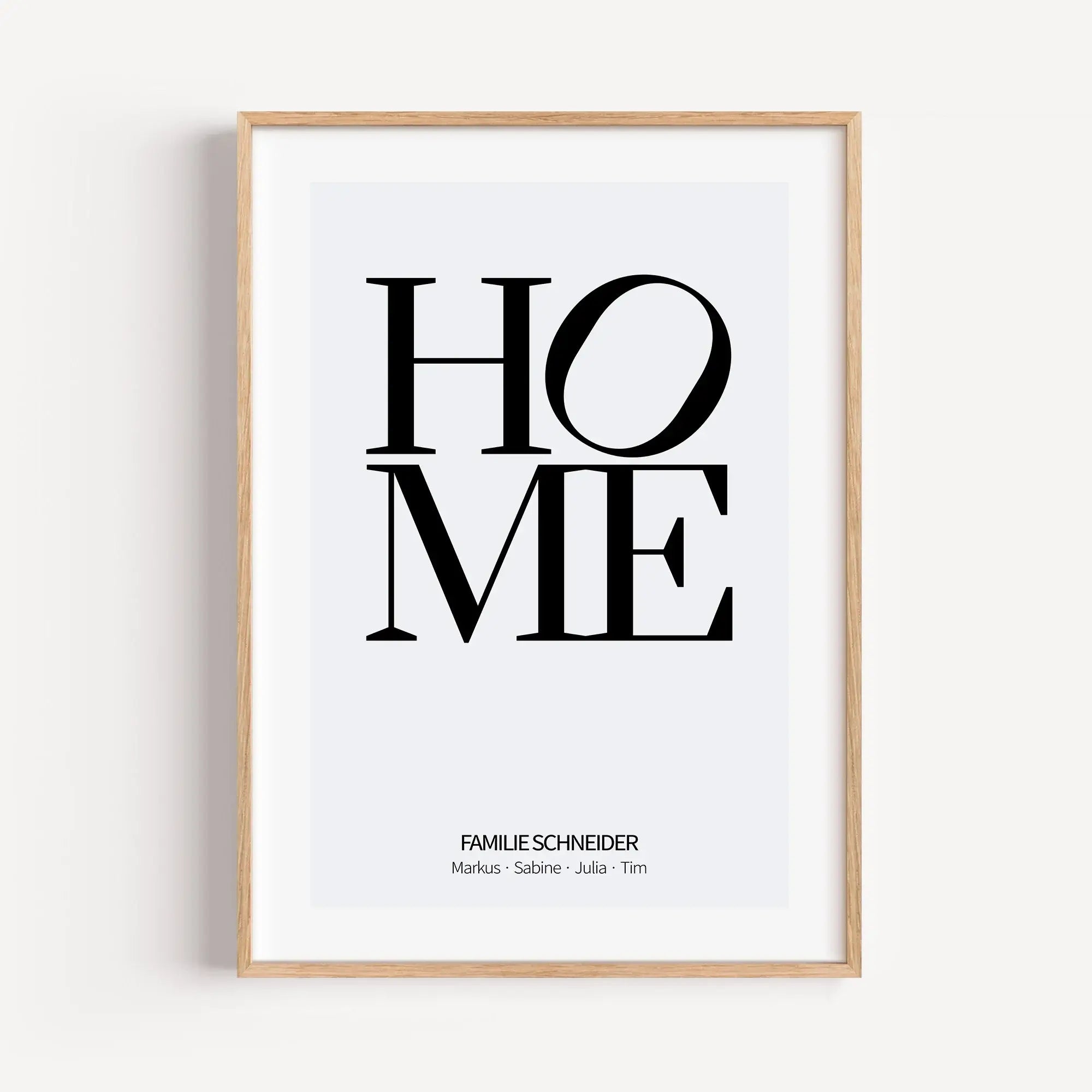 Home Poster-Personalisiertes Poster-famprints-Dein Home Poster ist mehr als Wanddeko. Es steht für Ankommen, Zusammenhalt und die Menschen, die dein Zuhause besonders machen. Das moderne Typografie Design mit dem markanten Schriftzug Home setzt einen ruhi