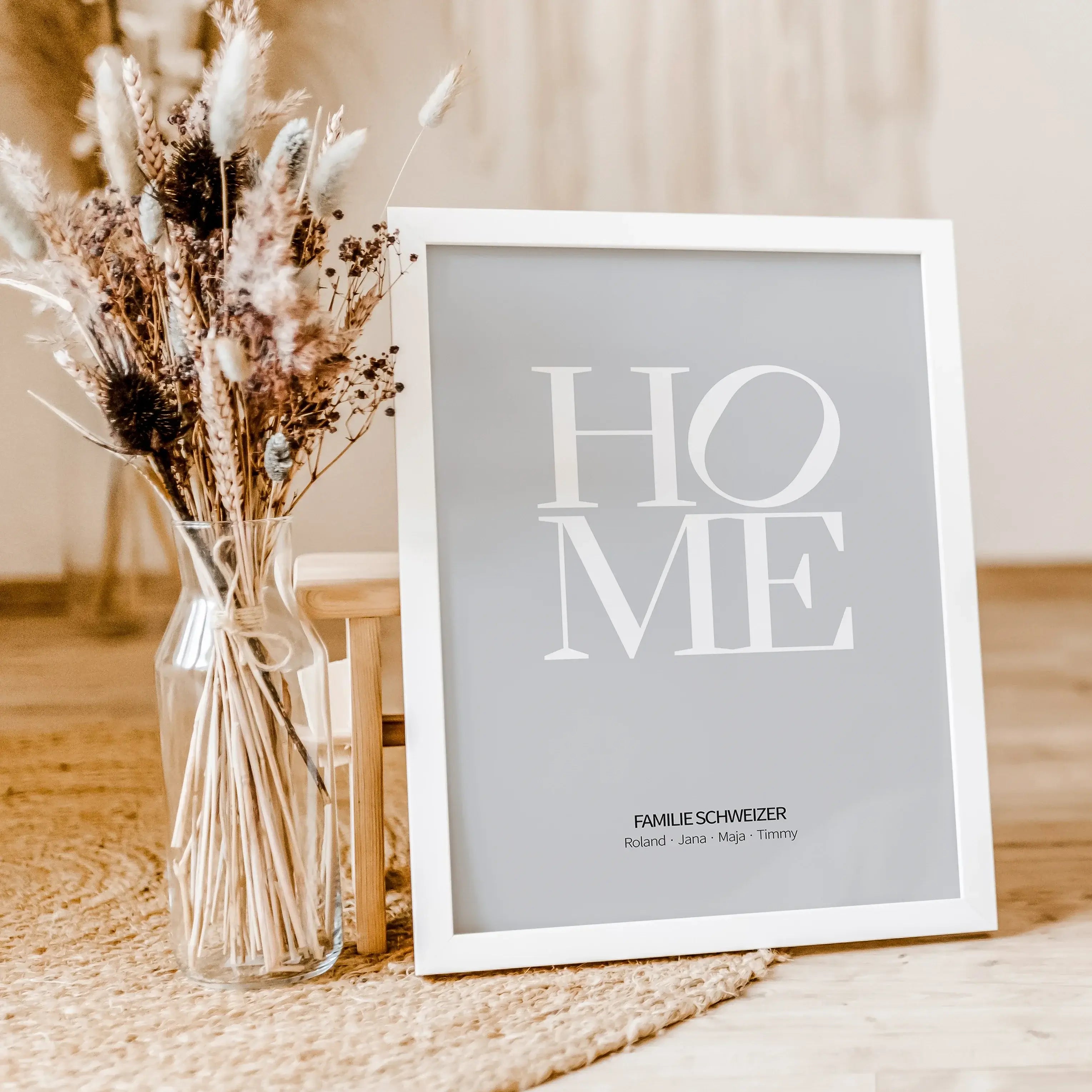 Home Poster-famprints-Personalisiertes Poster-Auf dem Poster 'Home' findest du den Schriftzug 'Home' - HO und ME stehen untereinander mit einem leicht gekippten O. Das moderne Poster kannst du mit deinem Wunschtext personalisieren. In unserem Beispiel hab