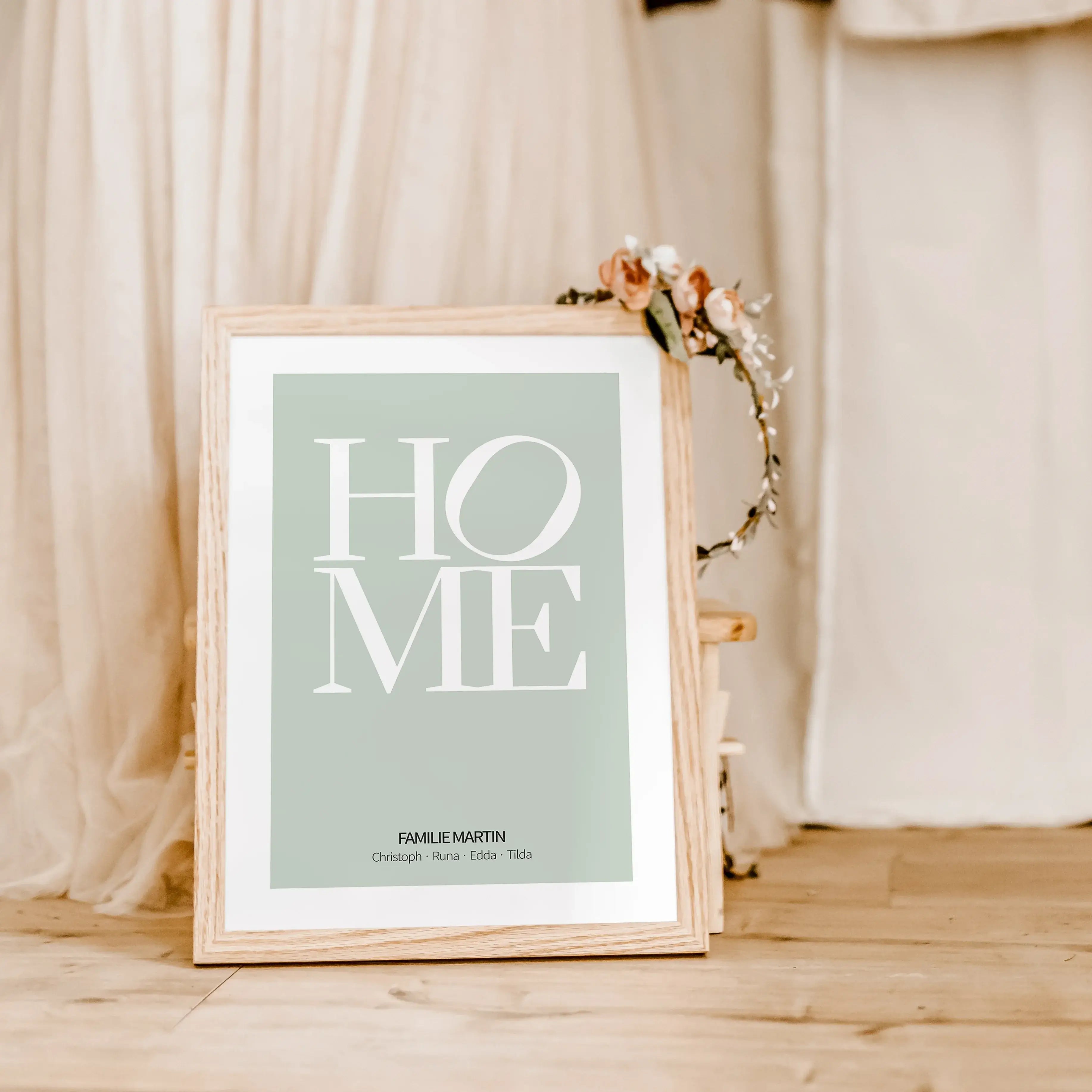 Home Poster-famprints-Personalisiertes Poster-Auf dem Poster 'Home' findest du den Schriftzug 'Home' - HO und ME stehen untereinander mit einem leicht gekippten O. Das moderne Poster kannst du mit deinem Wunschtext personalisieren. In unserem Beispiel hab