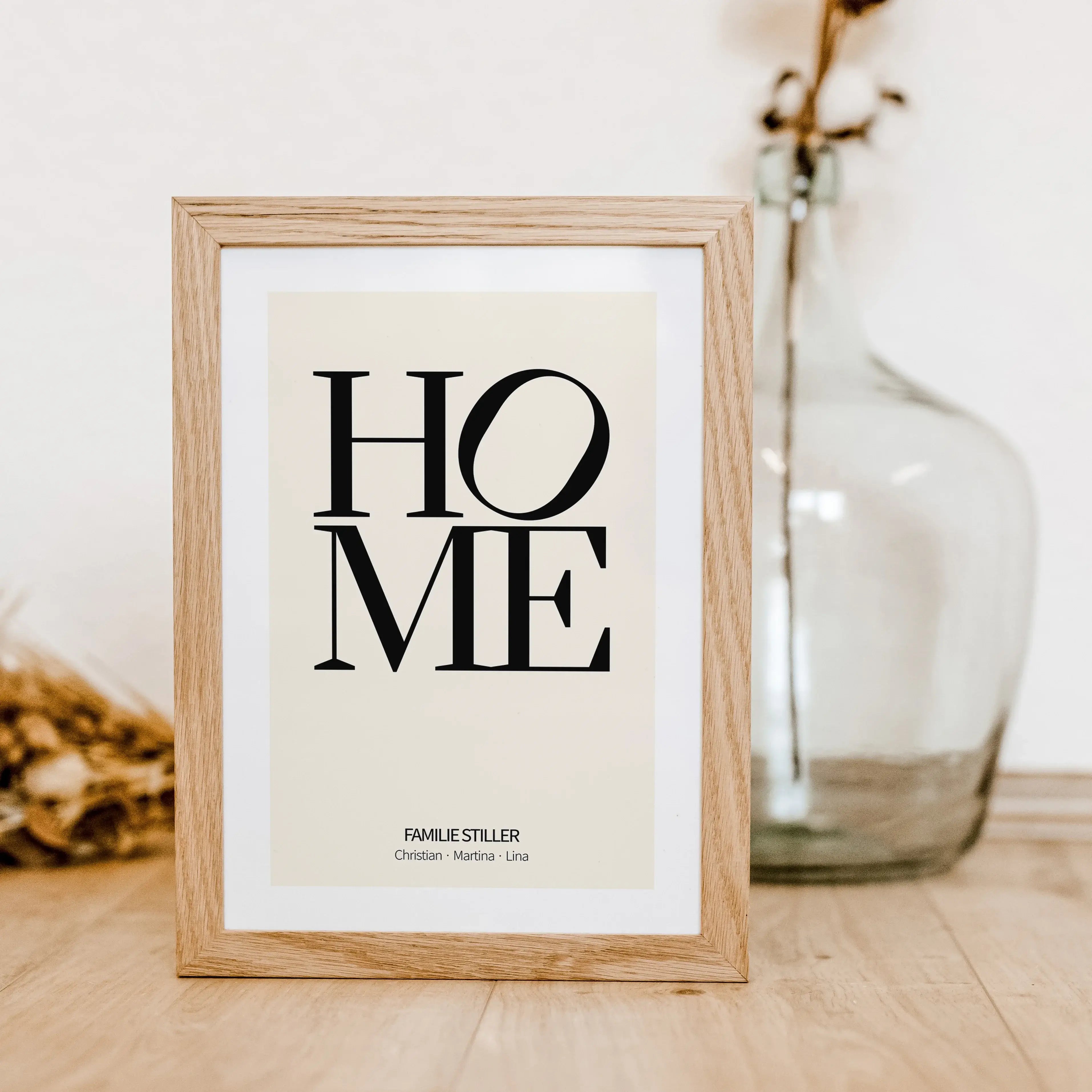 Home Poster-famprints-Personalisiertes Poster-Auf dem Poster 'Home' findest du den Schriftzug 'Home' - HO und ME stehen untereinander mit einem leicht gekippten O. Das moderne Poster kannst du mit deinem Wunschtext personalisieren. In unserem Beispiel hab