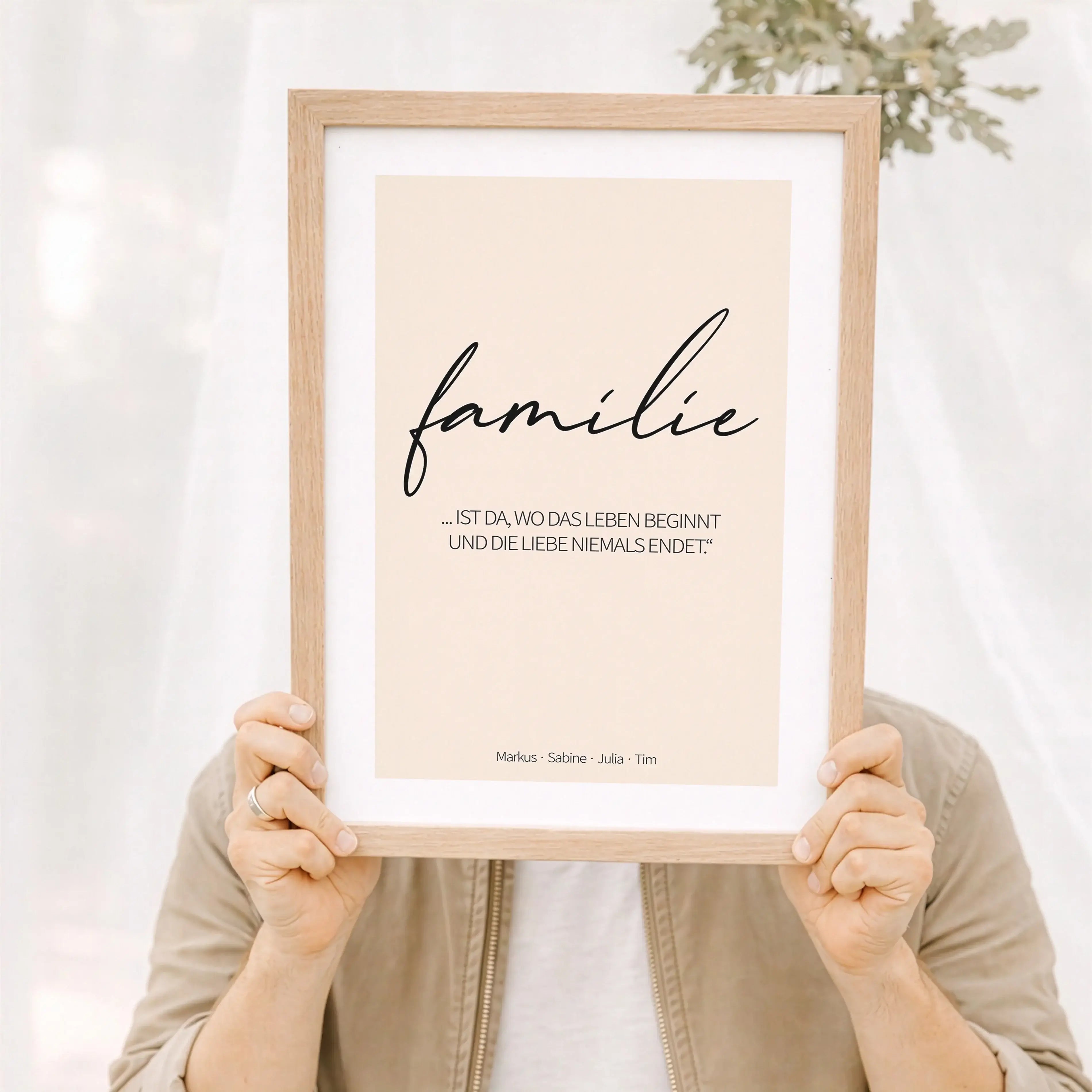 Poster 'familie'-Personalisiertes Poster-famprints-Das Poster Familie ist mehr als ein dekoratives Wandbild. Es steht für Zusammenhalt, für Menschen, die dazugehören, und für all die kleinen Momente, die ein Zuhause ausmachen. Mit klarer Typografie und ei