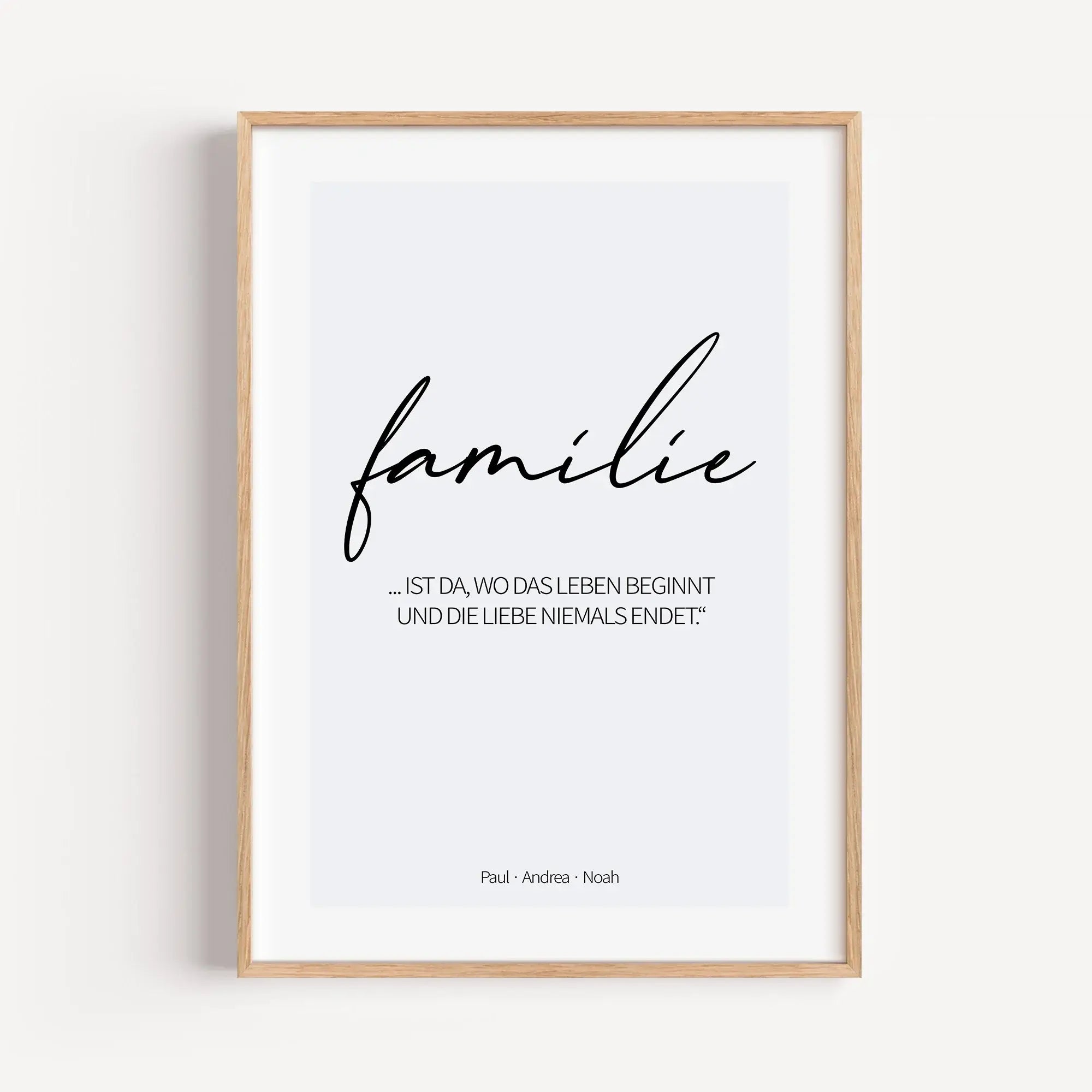 Poster 'familie'-Personalisiertes Poster-famprints-Das Poster Familie ist mehr als ein dekoratives Wandbild. Es steht für Zusammenhalt, für Menschen, die dazugehören, und für all die kleinen Momente, die ein Zuhause ausmachen. Mit klarer Typografie und ei