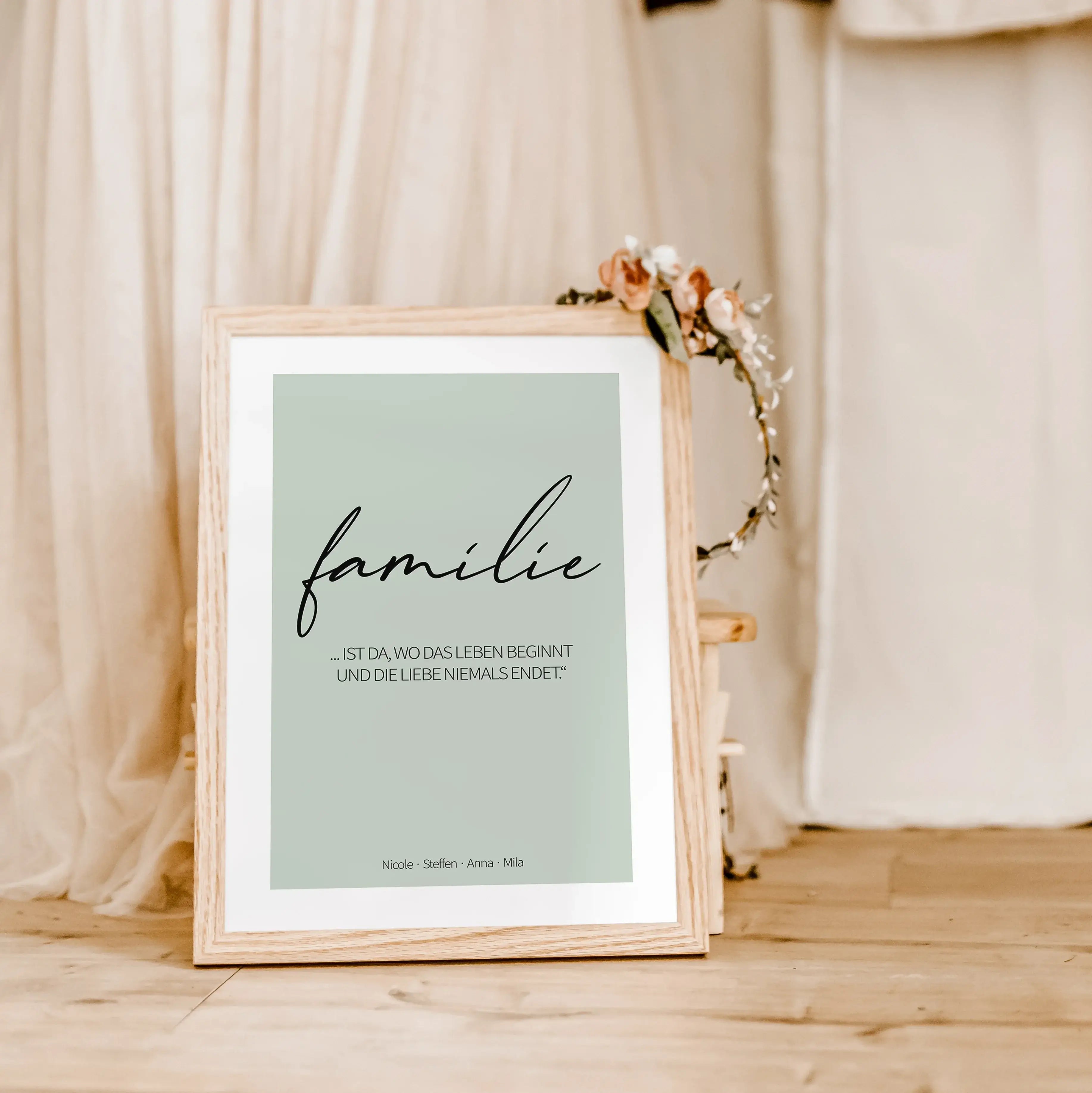 Poster 'familie'-famprints-Personalisiertes Poster-Mit dem Poster 'Familie' drückt ihr euren Zusammenhalt aus. Auf dem Familienposter findest du unter dem Schriftzug 'Familie' die Möglichkeit dein Poster mit einem Zitat, einer Botschaft oder einer Widmung