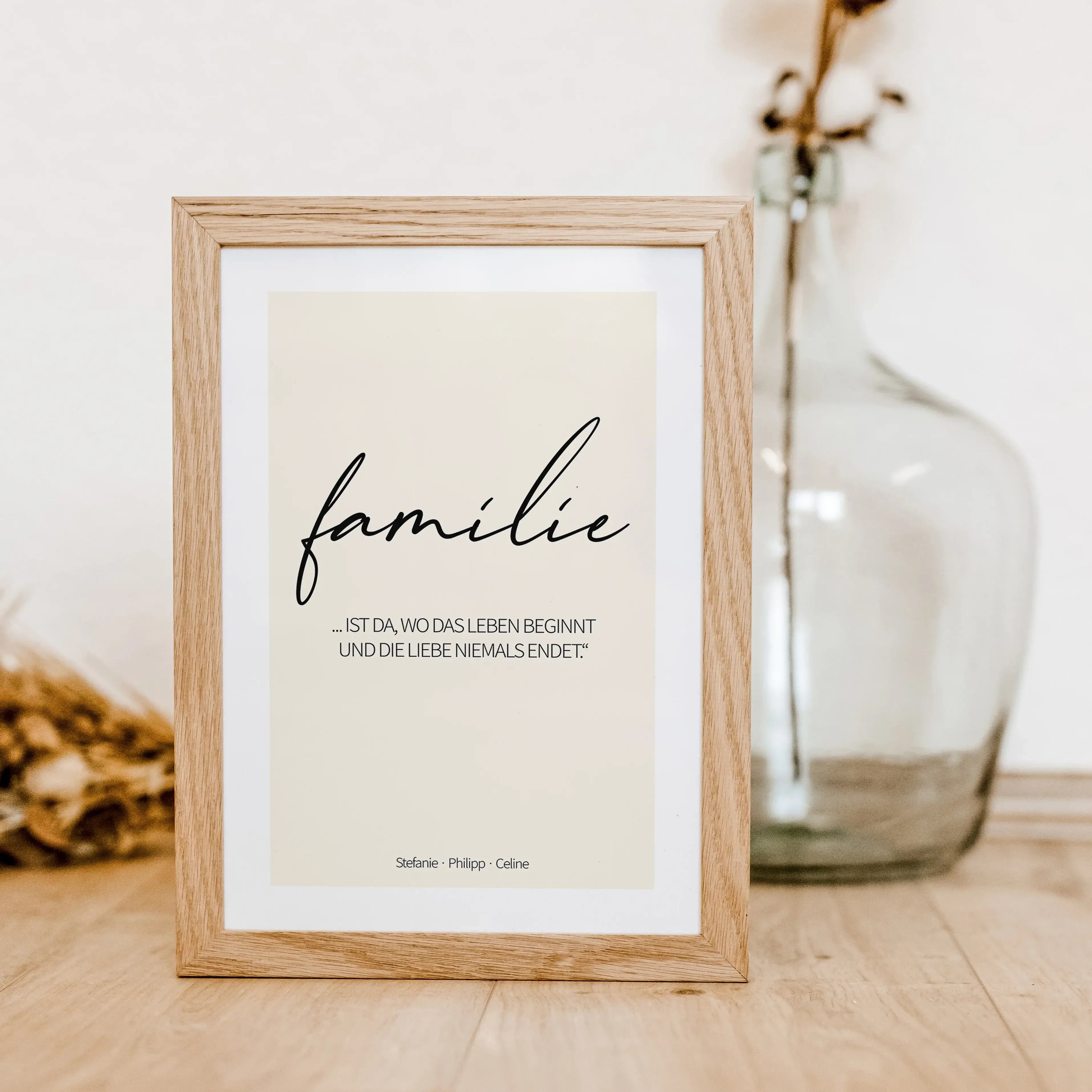 Poster 'familie'-famprints-Personalisiertes Poster-Mit dem Poster 'Familie' drückt ihr euren Zusammenhalt aus. Auf dem Familienposter findest du unter dem Schriftzug 'Familie' die Möglichkeit dein Poster mit einem Zitat, einer Botschaft oder einer Widmung