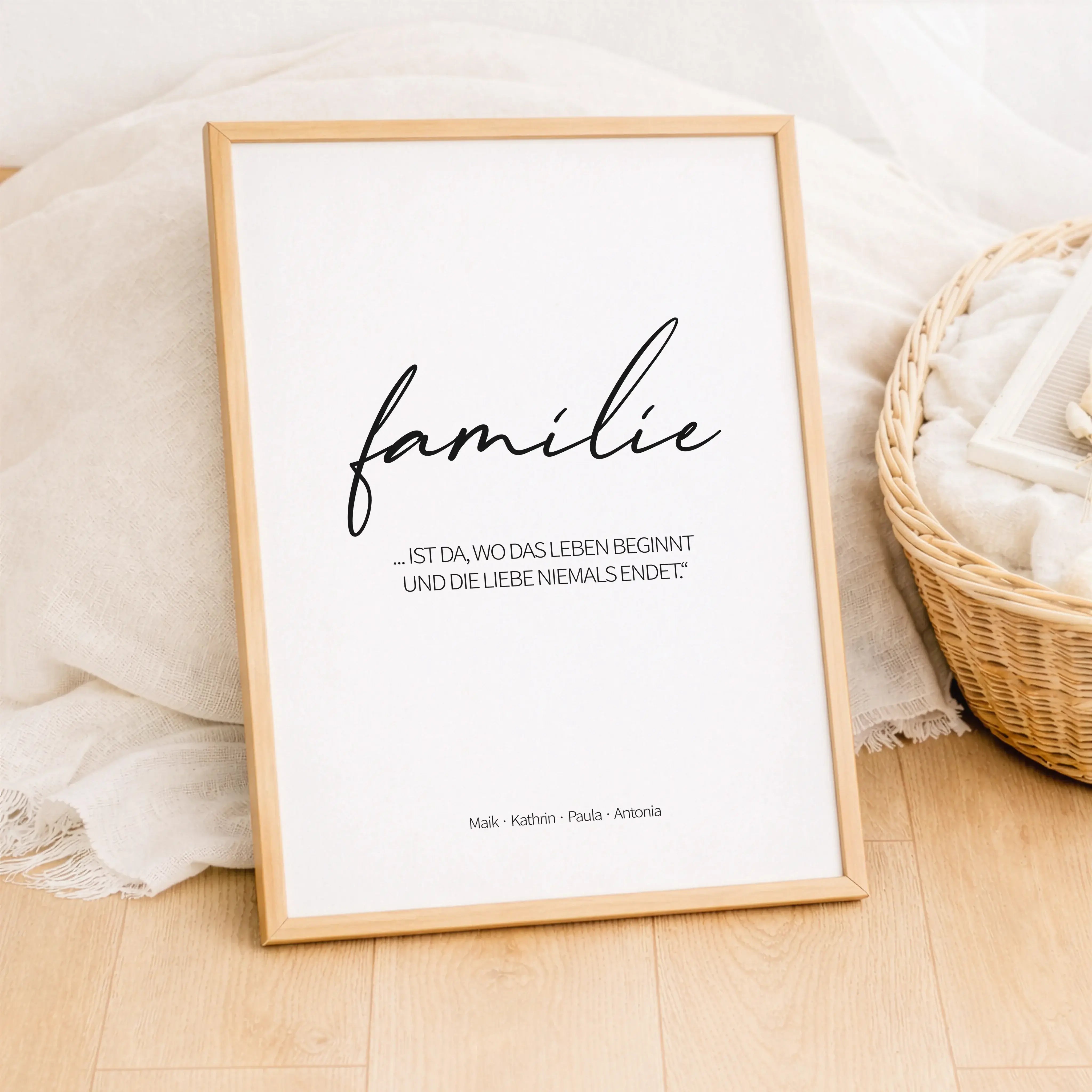 Poster 'familie'-Personalisiertes Poster-famprints-Das Poster Familie ist mehr als ein dekoratives Wandbild. Es steht für Zusammenhalt, für Menschen, die dazugehören, und für all die kleinen Momente, die ein Zuhause ausmachen. Mit klarer Typografie und ei