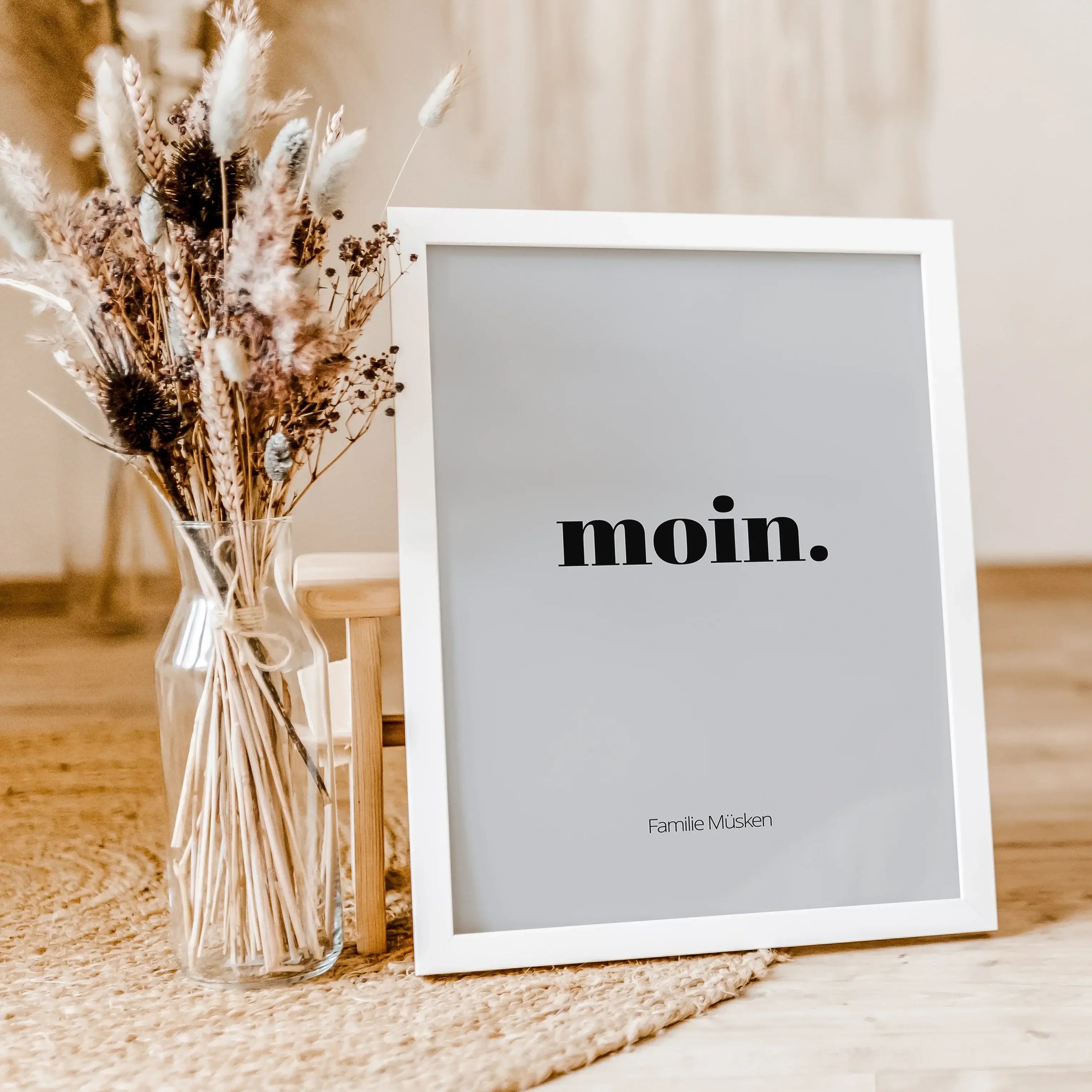 Poster 'moin'-famprints-Personalisiertes Poster-Auf dem Poster 'moin' findest du die herzliche Begrüßung 'moin'. Dieses Willkommens Poster findest du bei uns im Shop auch mit sers' tach und servus. Das Poster kann auf der Unterseite mit deinem Wunschtext
