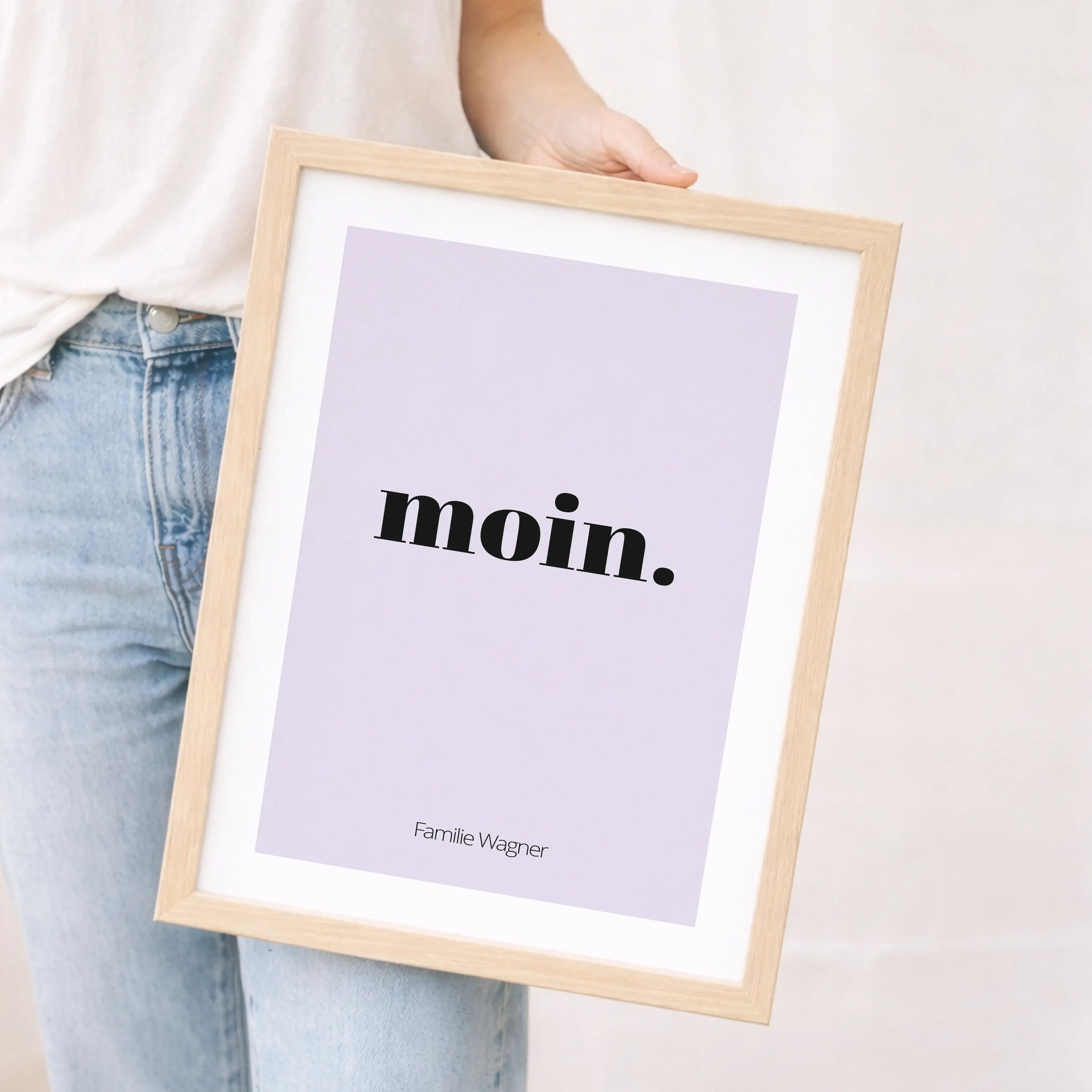 Poster 'moin'-Personalisiertes Poster-famprints-Das Poster moin bringt norddeutsche Gelassenheit und ein herzliches Willkommen direkt in dein Zuhause. Der klare Schriftzug wirkt modern, ruhig und vertraut zugleich und passt perfekt in Flur, Wohnzimmer, Kü