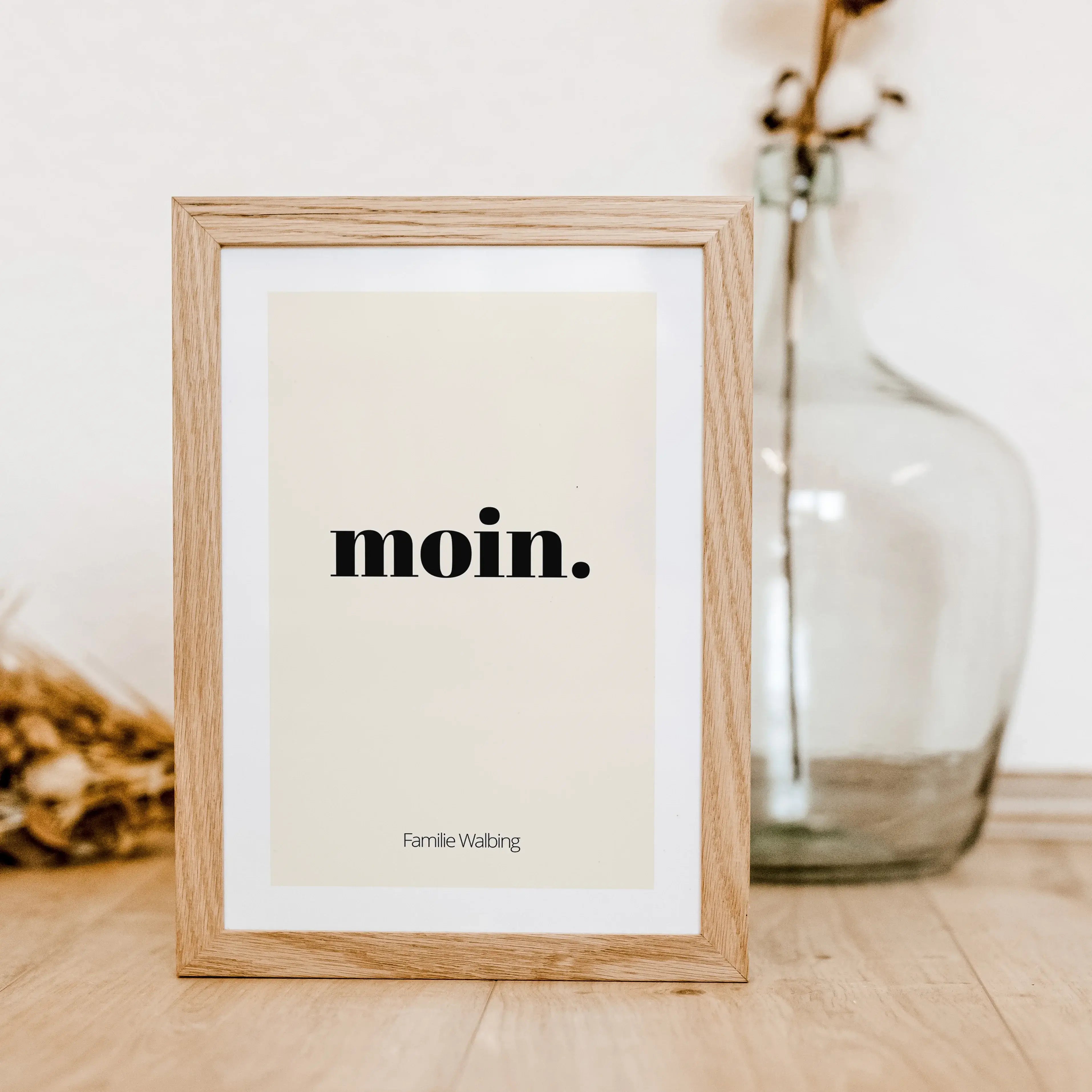 Poster 'moin'-famprints-Personalisiertes Poster-Auf dem Poster 'moin' findest du die herzliche Begrüßung 'moin'. Dieses Willkommens Poster findest du bei uns im Shop auch mit sers' tach und servus. Das Poster kann auf der Unterseite mit deinem Wunschtext