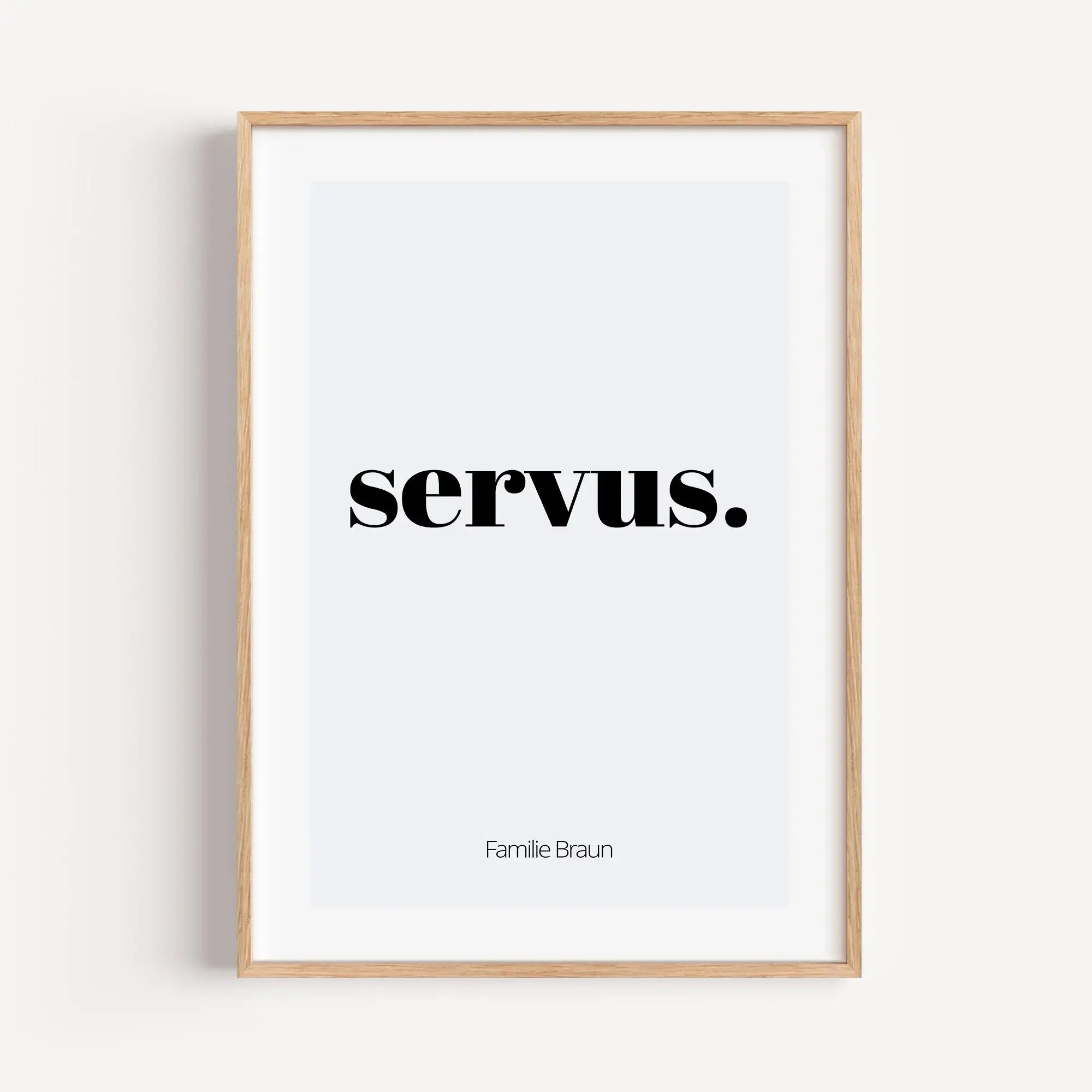 Poster 'servus'-Personalisiertes Poster-famprints-Das Poster 'servus' ist eine stilvolle Art, Gäste willkommen zu heißen und deinem Zuhause Persönlichkeit zu verleihen. Der schlichte Schriftzug wirkt modern und zeitlos zugleich und passt perfekt in Flur,