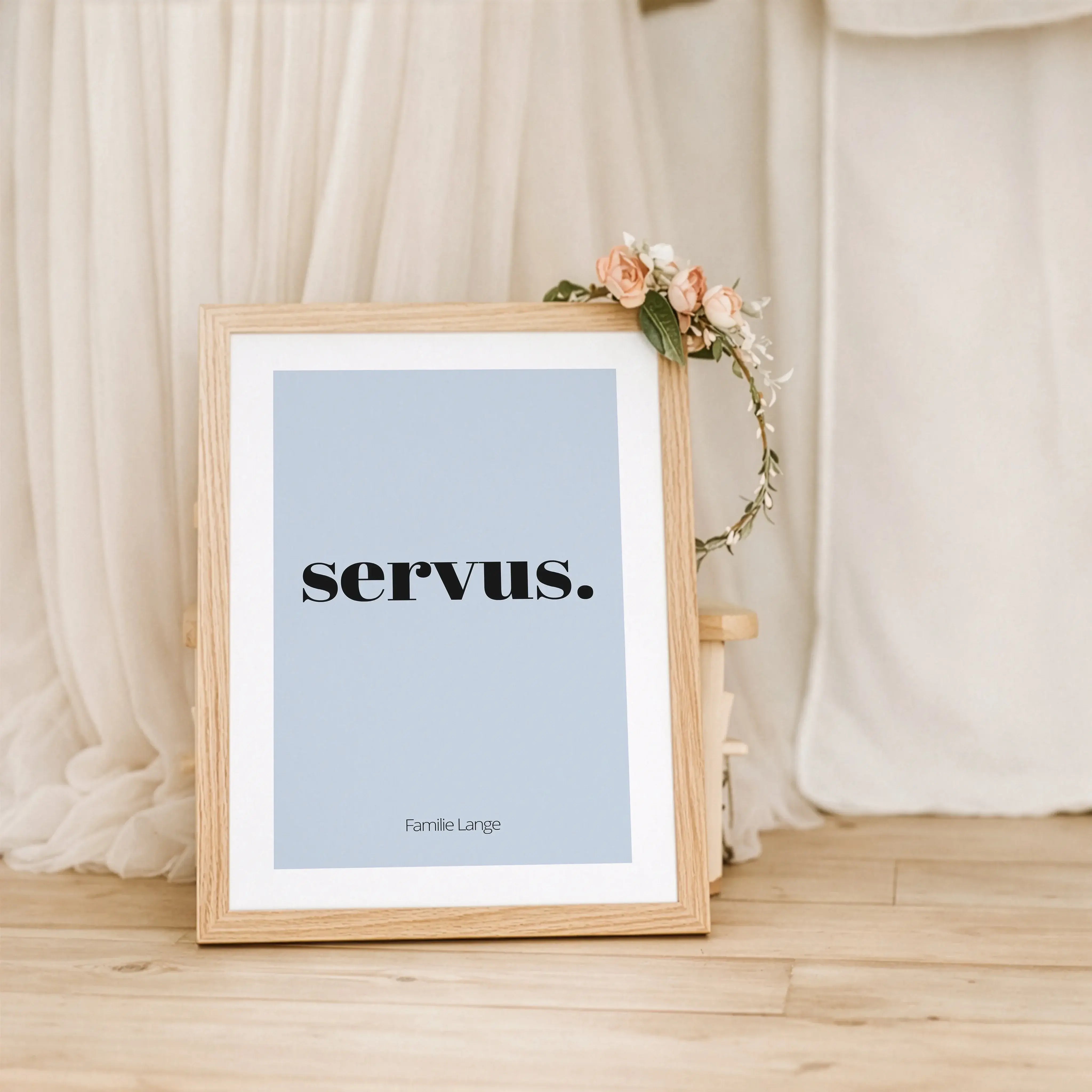 Poster 'servus'-Personalisiertes Poster-famprints-Das Poster 'servus' ist eine stilvolle Art, Gäste willkommen zu heißen und deinem Zuhause Persönlichkeit zu verleihen. Der schlichte Schriftzug wirkt modern und zeitlos zugleich und passt perfekt in Flur,