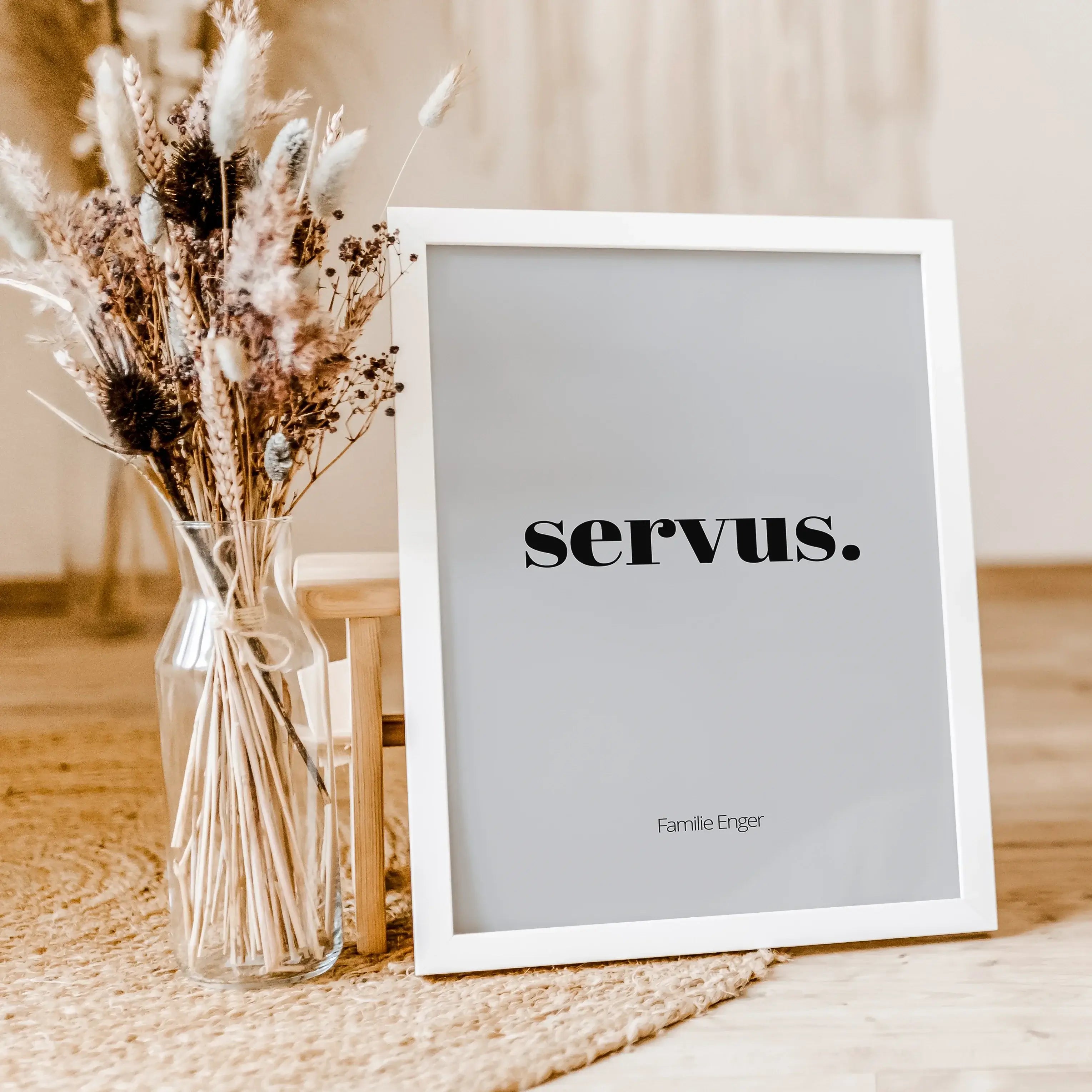 Poster 'servus'-famprints-Personalisiertes Poster-Auf dem Poster 'servus' findest du die nette Begrüßung 'servus' als Willkommens-Nachricht für deine Besucher. Auf der Unterseite kann das Poster mit deinem Wunschtext personalisiert werden. Bei unseren Bei