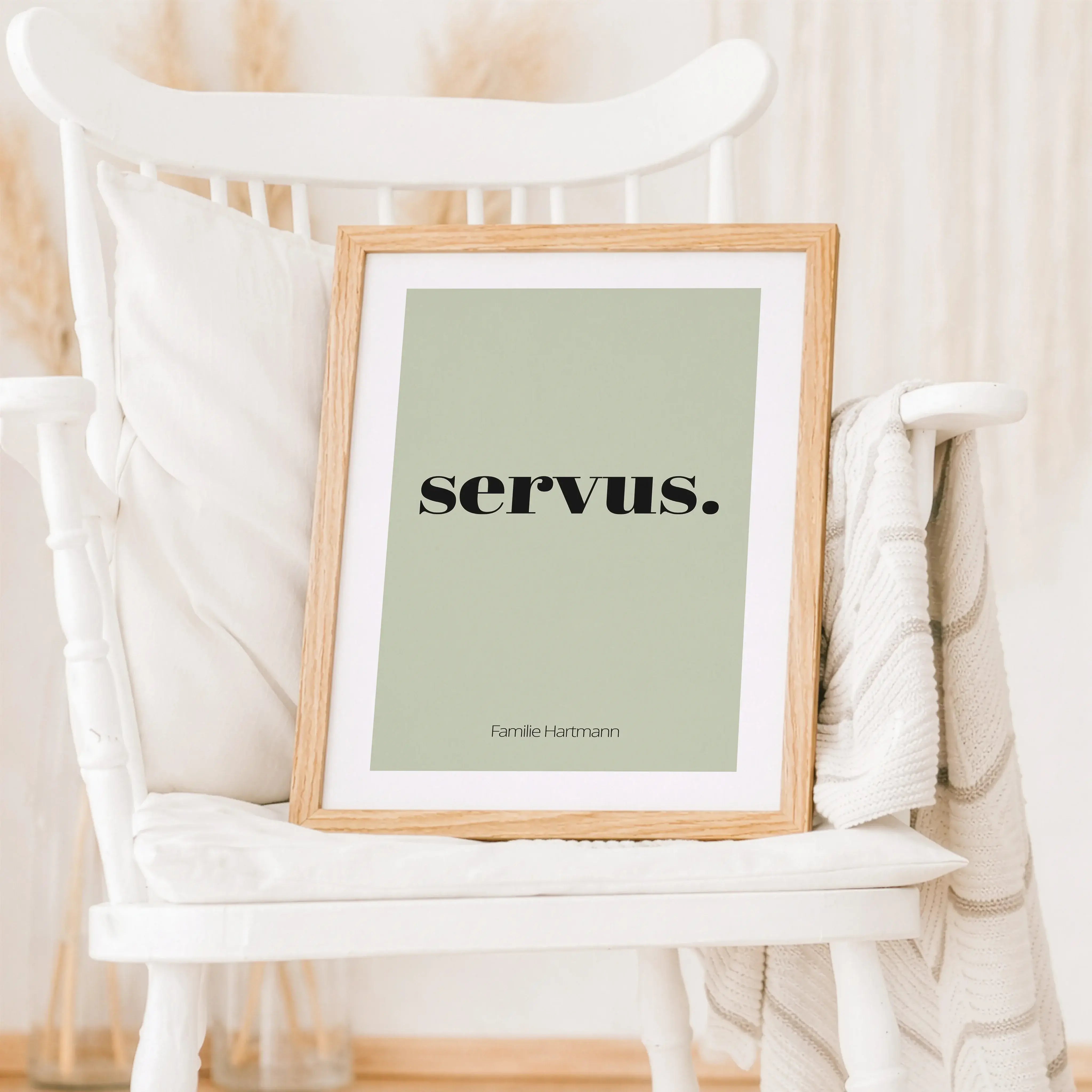 Poster 'servus'-Personalisiertes Poster-famprints-Das Poster 'servus' ist eine stilvolle Art, Gäste willkommen zu heißen und deinem Zuhause Persönlichkeit zu verleihen. Der schlichte Schriftzug wirkt modern und zeitlos zugleich und passt perfekt in Flur,