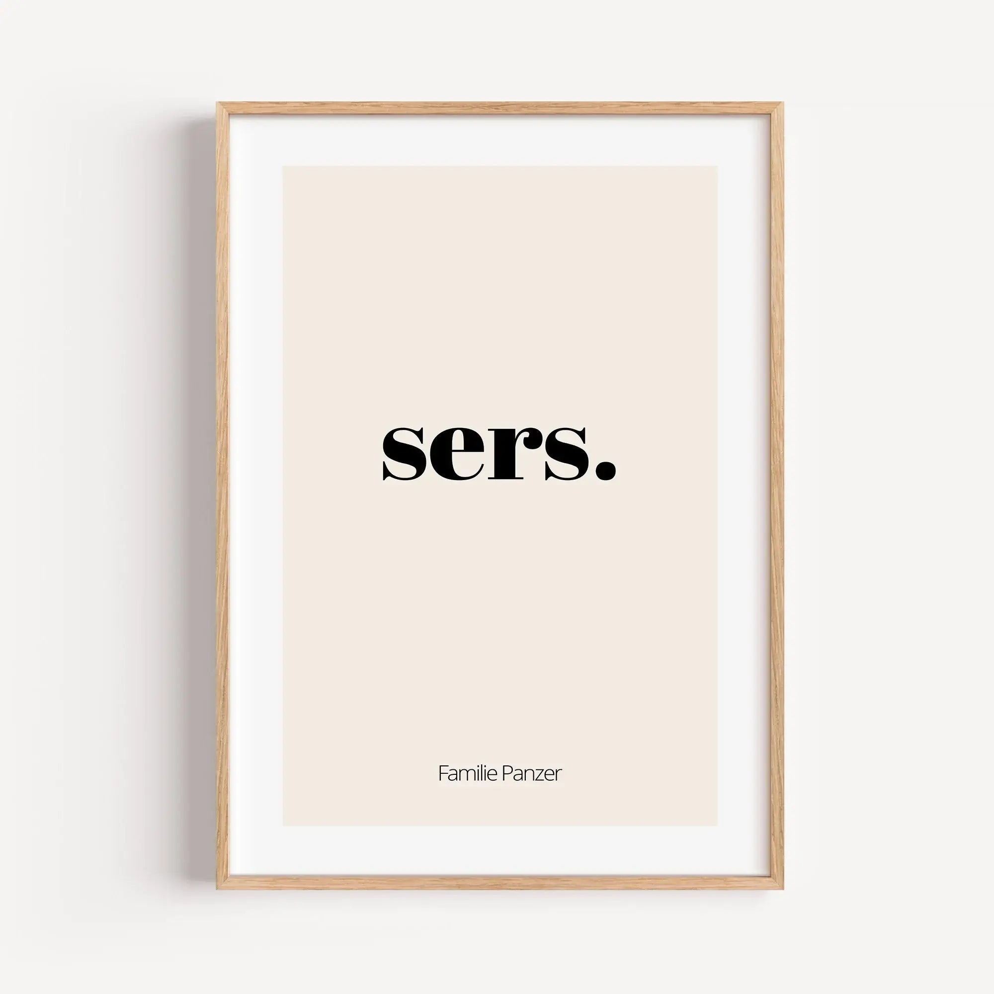 Poster 'sers'-famprints-Personalisiertes Poster-Auf dem Flur Poster 'sers' findest du die Begrüßung 'sers'. Sers ist die Abwandlung von Servus und ist ein freundlicher Gruß. Auf der Unterseite kann das Poster mit deinem Wunschtext personalisiert werden. I