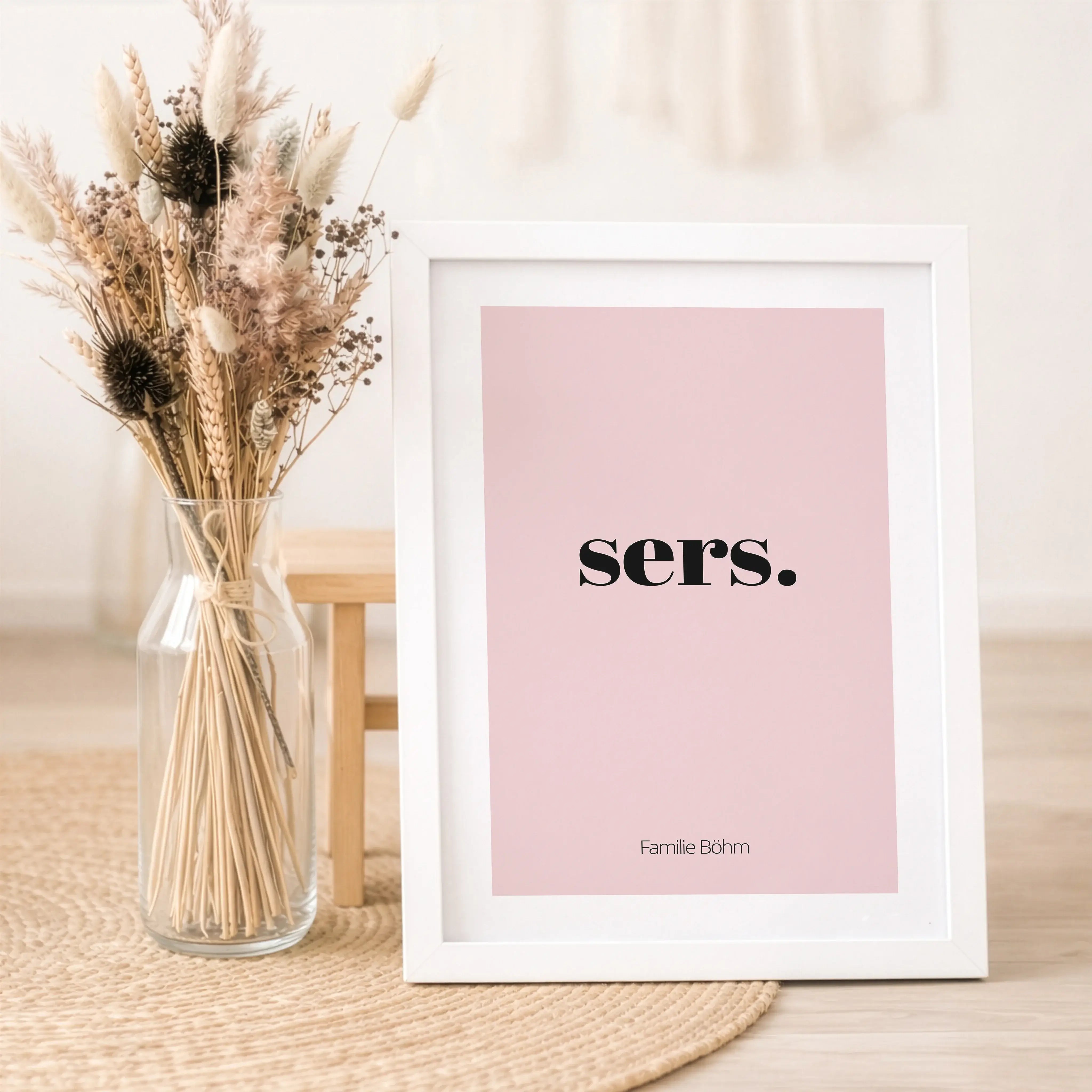 Poster 'sers'-Personalisiertes Poster-famprints-Das Poster „sers“ ist ein liebevoll gestalteter Willkommensgruß für dein Zuhause und sagt auf sympathische Weise Hallo. Der kurze Schriftzug wirkt modern, ruhig und einladend und passt perfekt in Flur, Einga