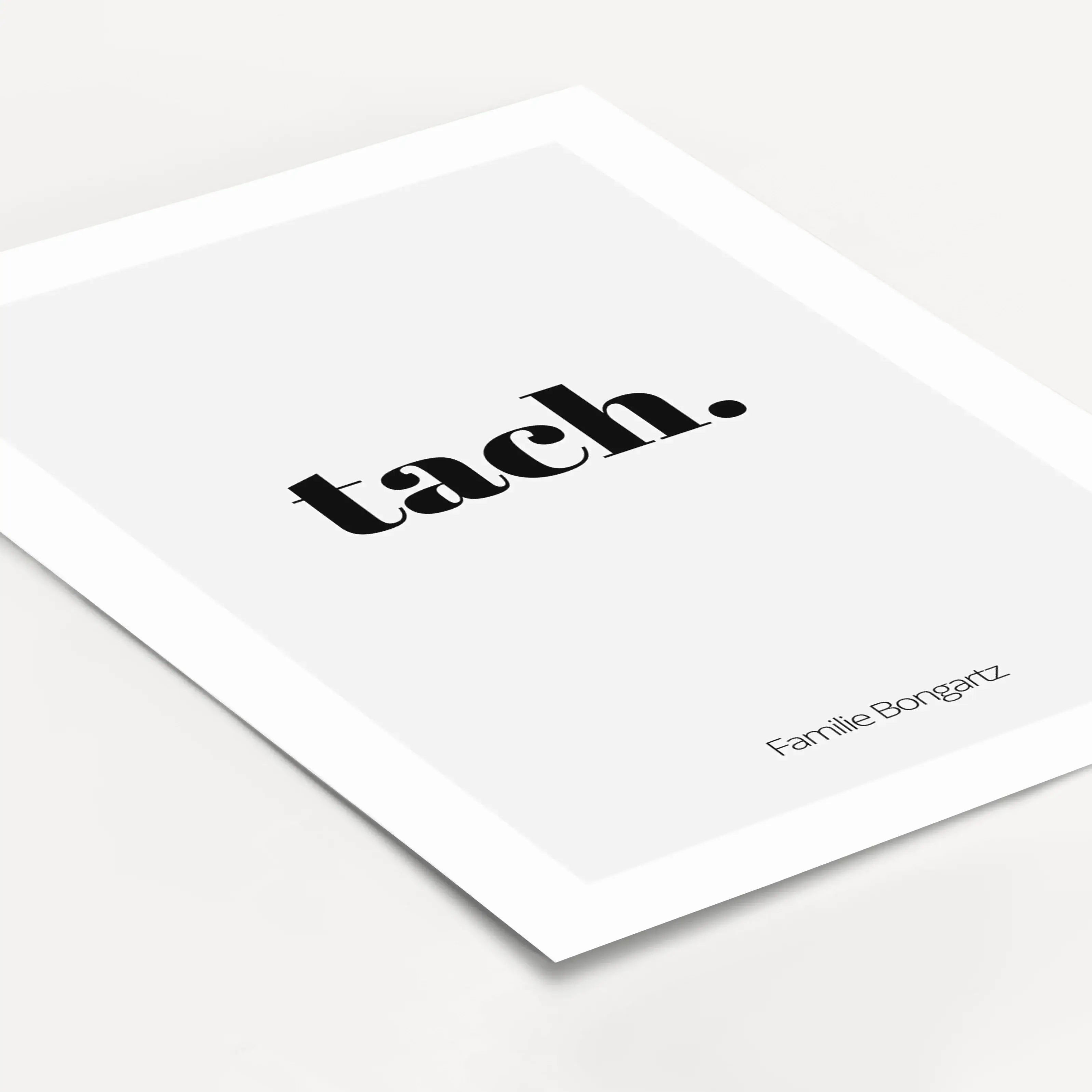 Poster 'tach'-famprints-Personalisiertes Poster-Auf dem Poster 'tach' findest du den Schriftzug 'tach'. Tach ist ein anderes Wort für Hallo und einigen Regionen Deutschlands sehr gebräuchlich. Auf der Unterseite kann das Gruß Poster mit deinem Wunschtext