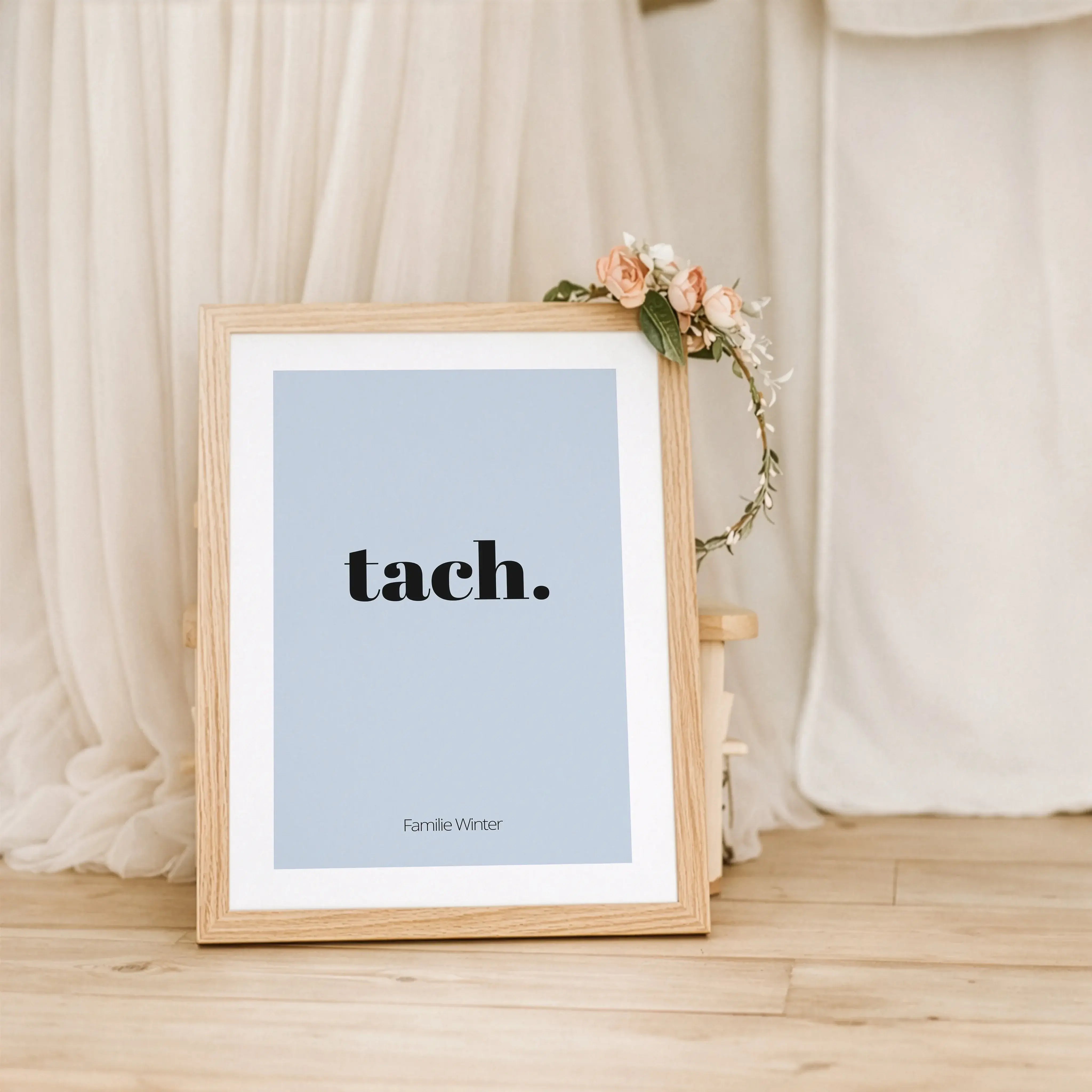 Poster 'tach'-Personalisiertes Poster-famprints-Das Poster tach bringt einen lockeren Gruß an deine Wand und sorgt direkt für ein willkommenes Gefühl, sobald man den Raum betritt. Tach steht für ein unkompliziertes Hallo und ist in vielen Regionen fest im