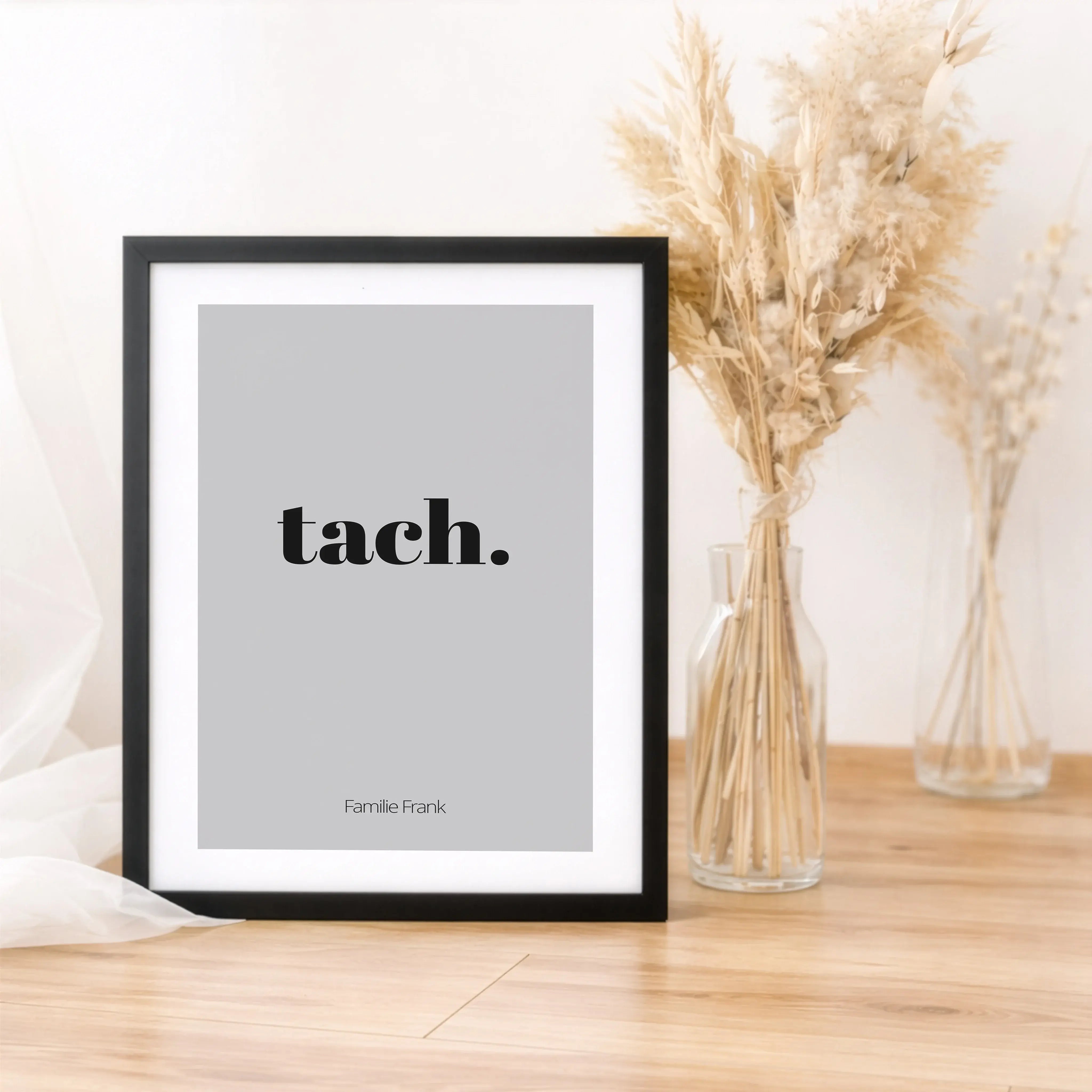 Poster 'tach'-Personalisiertes Poster-famprints-Das Poster tach bringt einen lockeren Gruß an deine Wand und sorgt direkt für ein willkommenes Gefühl, sobald man den Raum betritt. Tach steht für ein unkompliziertes Hallo und ist in vielen Regionen fest im