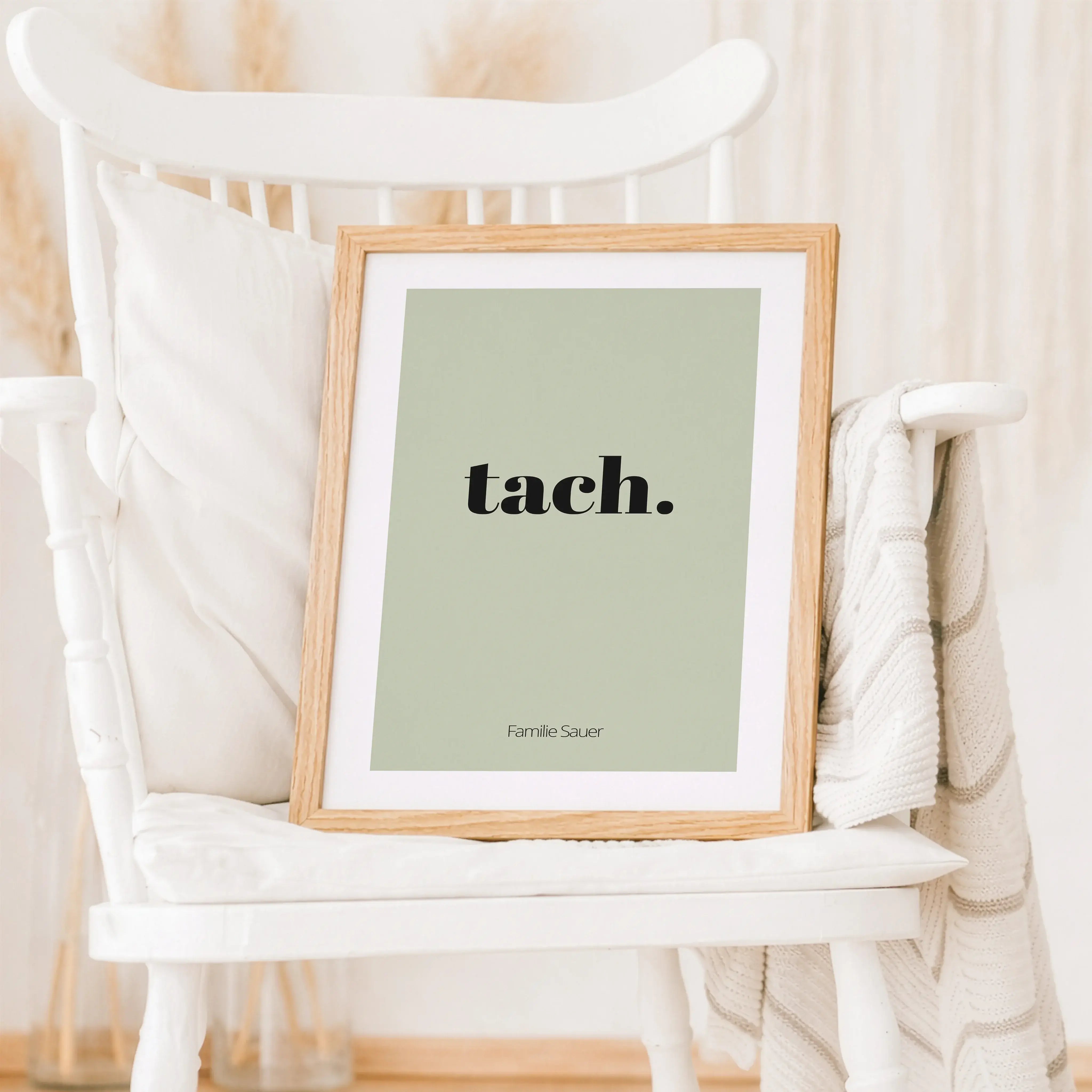 Poster 'tach'-Personalisiertes Poster-famprints-Das Poster tach bringt einen lockeren Gruß an deine Wand und sorgt direkt für ein willkommenes Gefühl, sobald man den Raum betritt. Tach steht für ein unkompliziertes Hallo und ist in vielen Regionen fest im