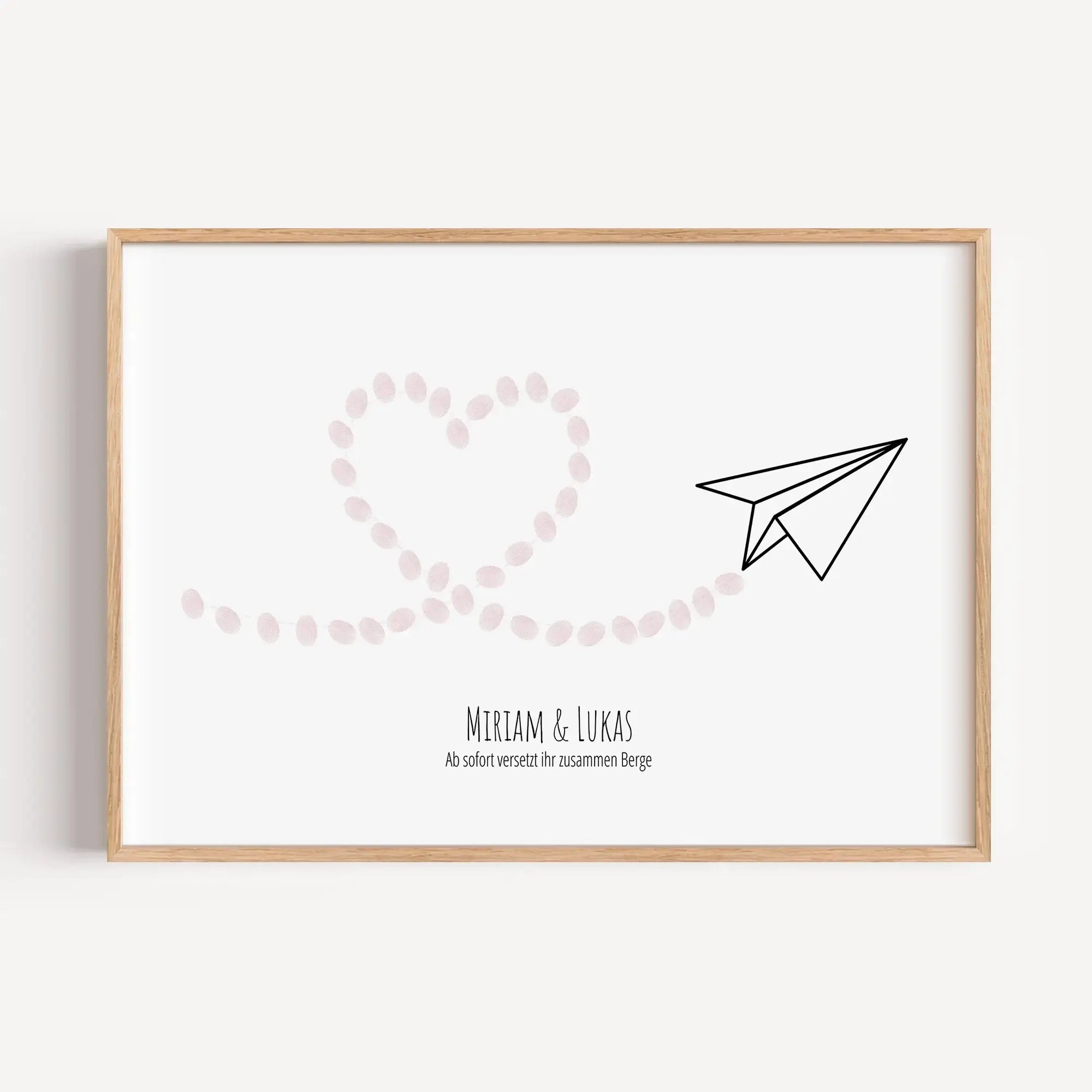 Fingerabdruck Bild 'Flieger'-famprints-Personalisiertes Poster-Auf dem Fingerabdruck Bild 'Flieger' findest du die schwarze Kontur eines Papierfliegers. Die Flugbahn, in Herzform, wird mit einer hellgrauen gestrichelten Linie dargestellt. Auf dieser Linie