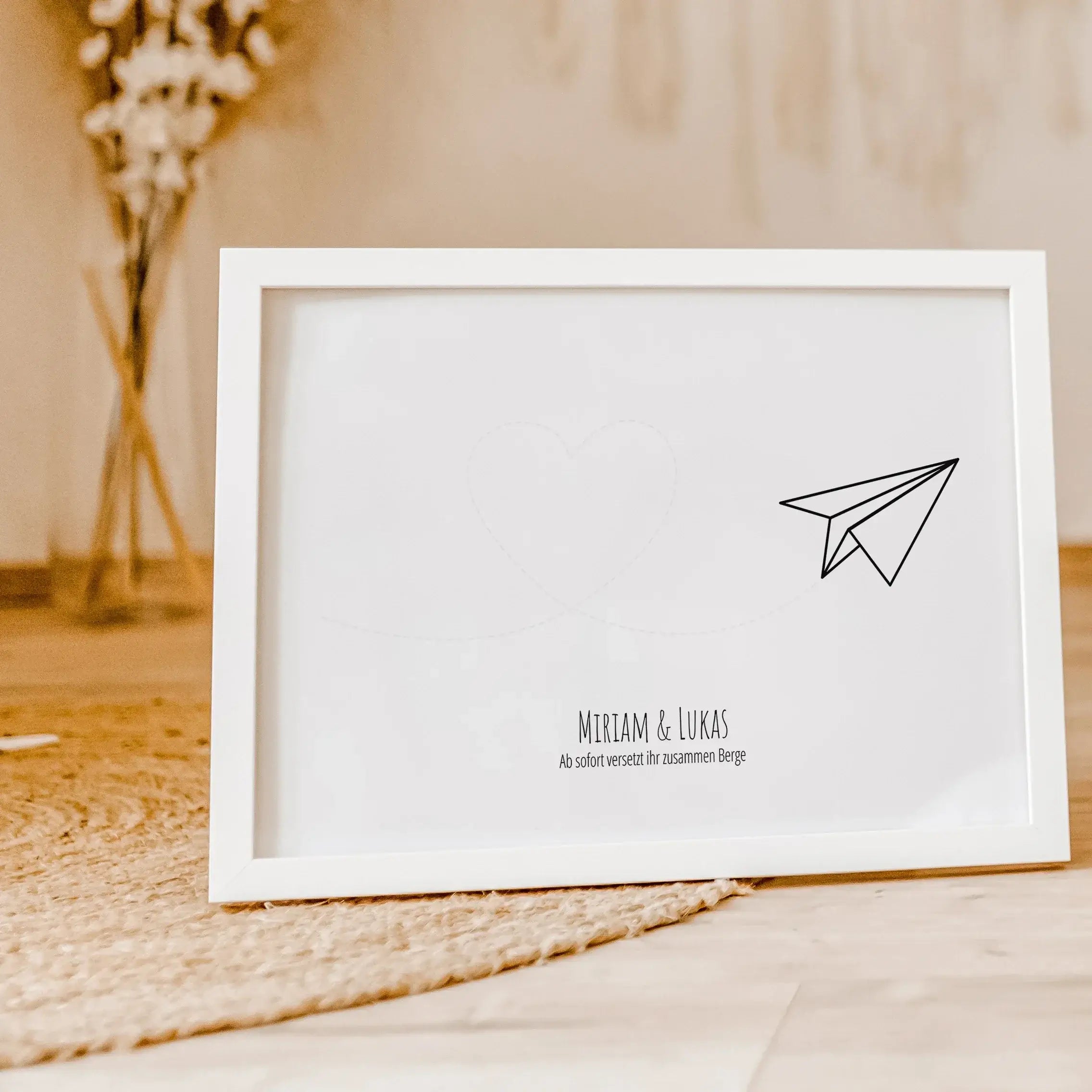 Fingerabdruck Bild 'Flieger'-famprints-Personalisiertes Poster-Auf dem Fingerabdruck Bild 'Flieger' findest du die schwarze Kontur eines Papierfliegers. Die Flugbahn, in Herzform, wird mit einer hellgrauen gestrichelten Linie dargestellt. Auf dieser Linie