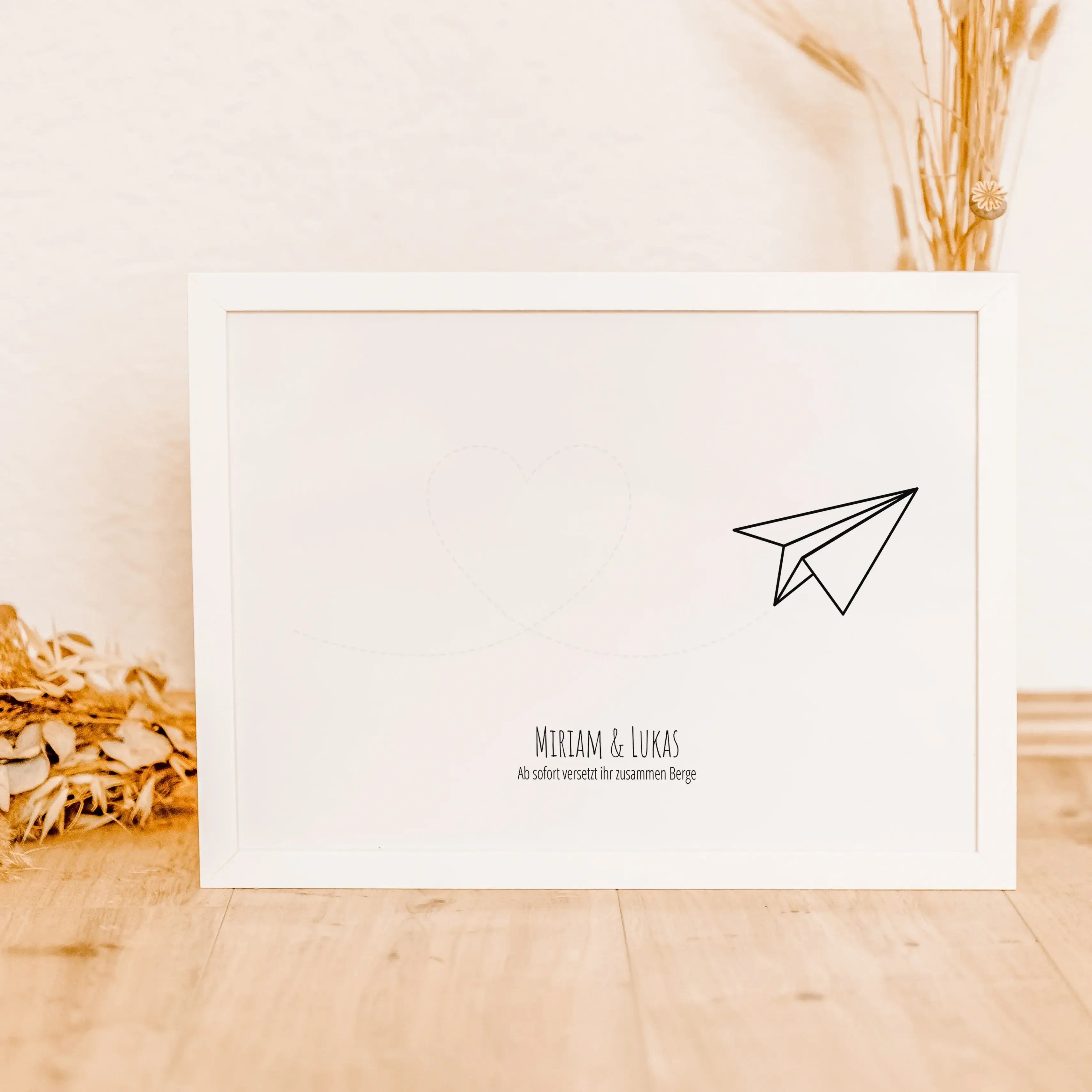 Fingerabdruck Bild 'Flieger'-famprints-Personalisiertes Poster-Auf dem Fingerabdruck Bild 'Flieger' findest du die schwarze Kontur eines Papierfliegers. Die Flugbahn, in Herzform, wird mit einer hellgrauen gestrichelten Linie dargestellt. Auf dieser Linie