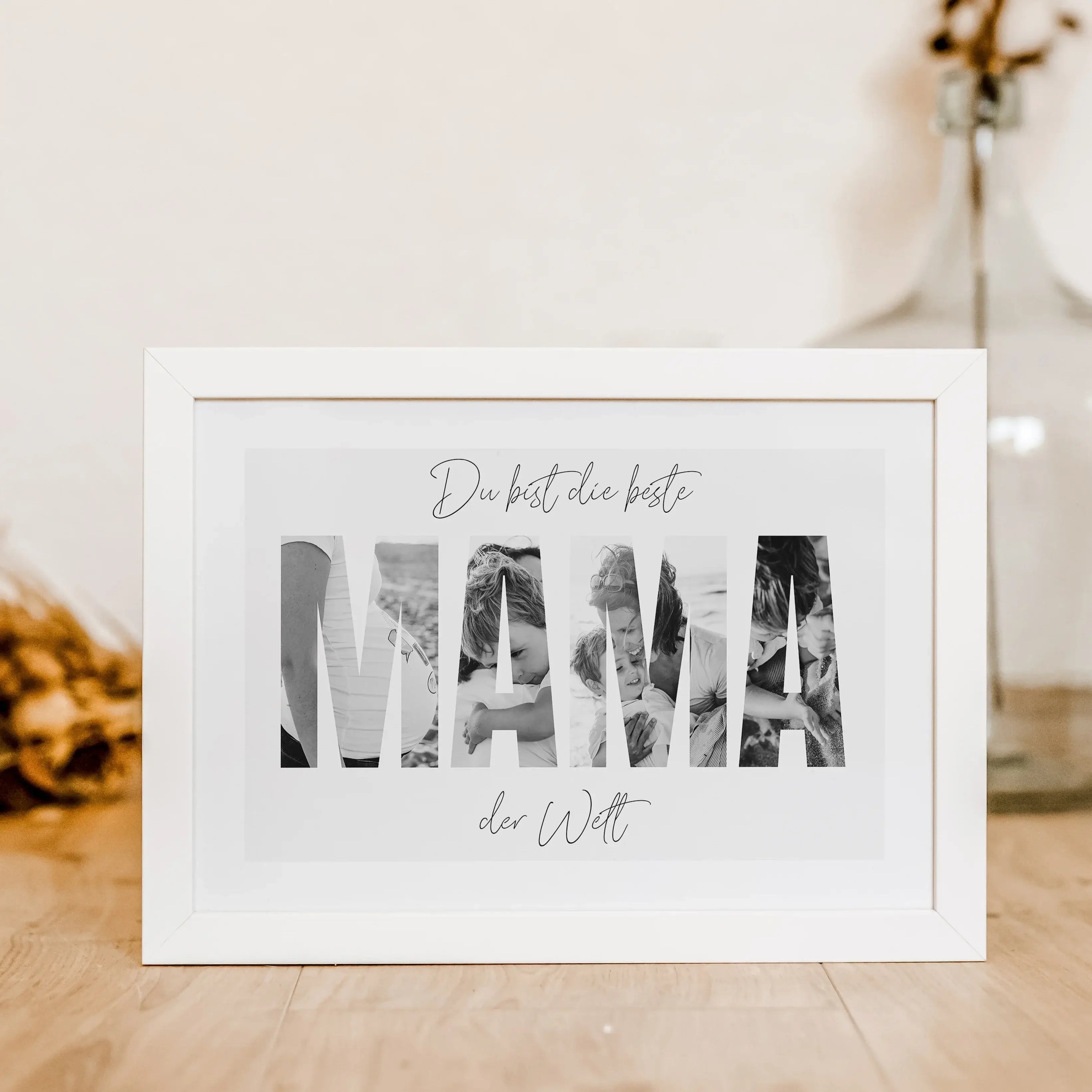 Beste Mama Poster-famprints-Personalisiertes Poster-Das Beste Mama Poster ist das ideale Geschenk für alle Mütter. Mit dieser Fotocollage in Form von dicken Buchstaben, die den Text "Mama" bilden, können bis zu vier persönliche Fotos eingefügt werden. Der
